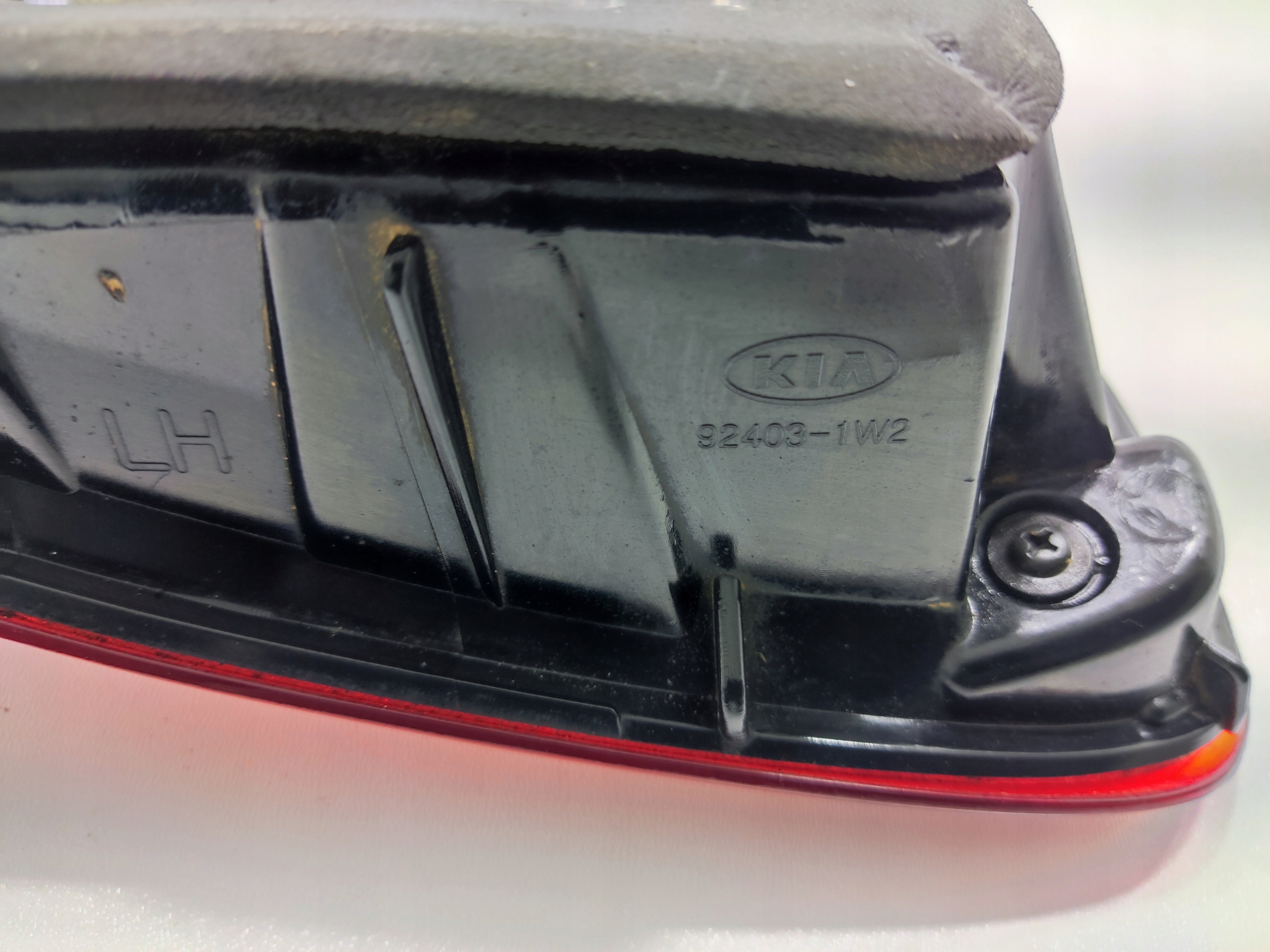 LAVE ZADNE SVETLO V KAPOTE KIA RIO III 92403-1W2 2011-2017