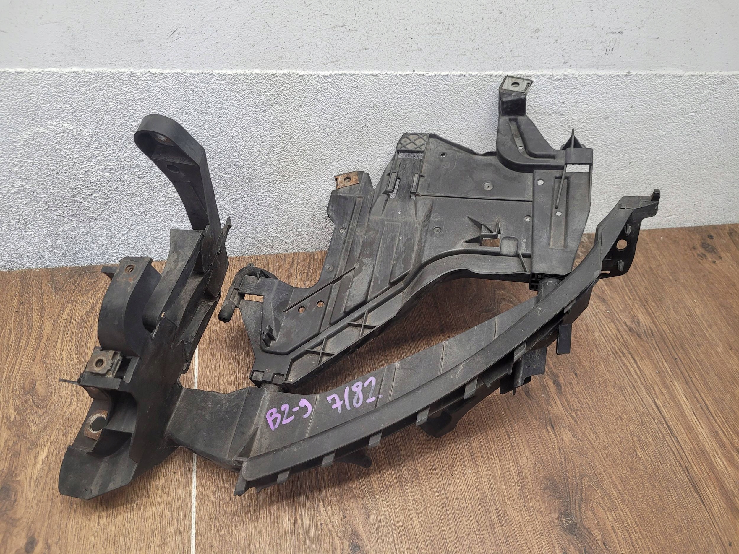 Audi A4 S4 B8 8K 08-011 8K0805607A DRŽIAK POD SVETLO  LAVY