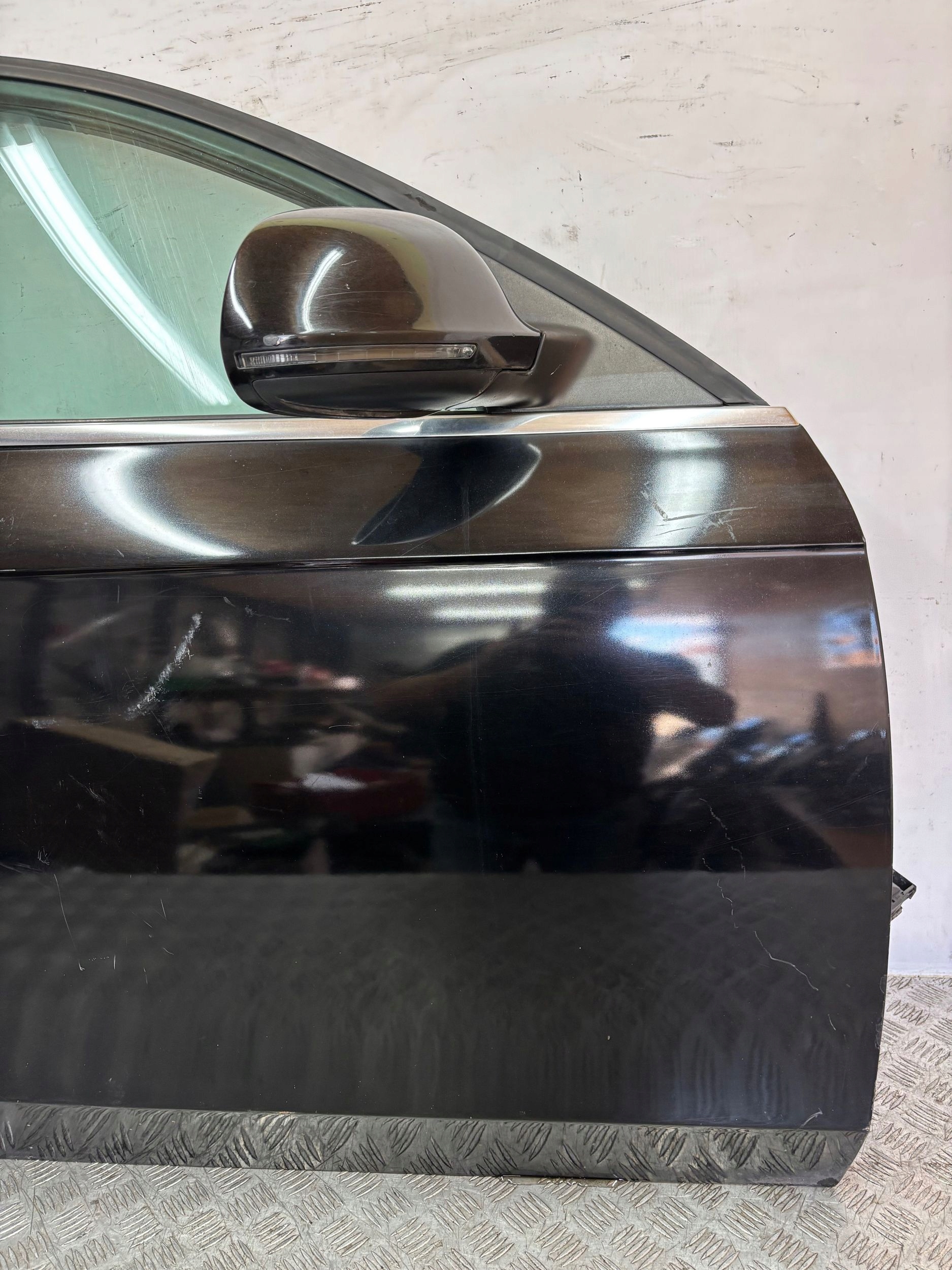 PRAVE PREDNE DVERE ZRKADLO AUDI A4 B8