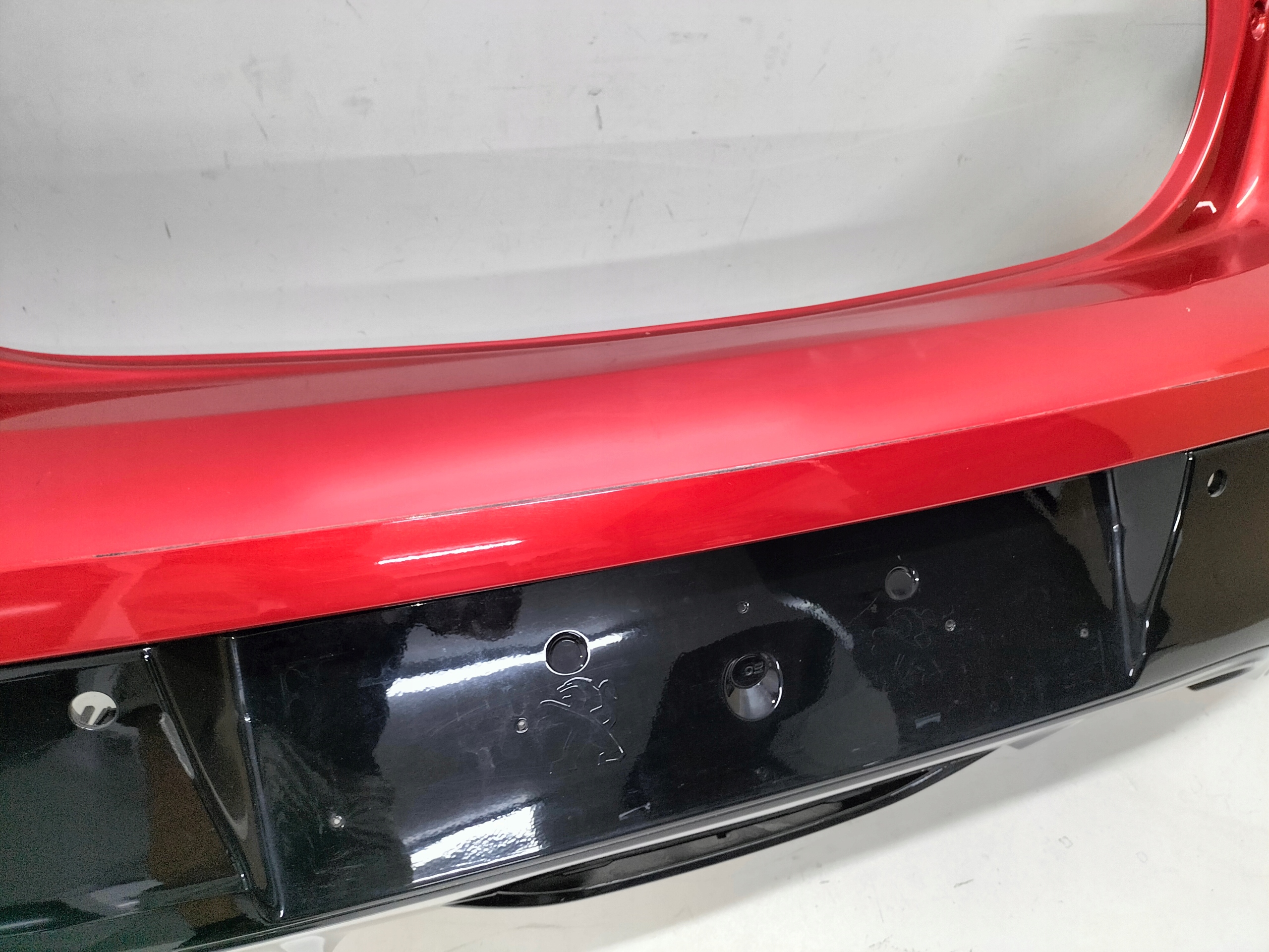 ZADNÝ NÁRAZNÍK PEUGEOT 208 II 19-