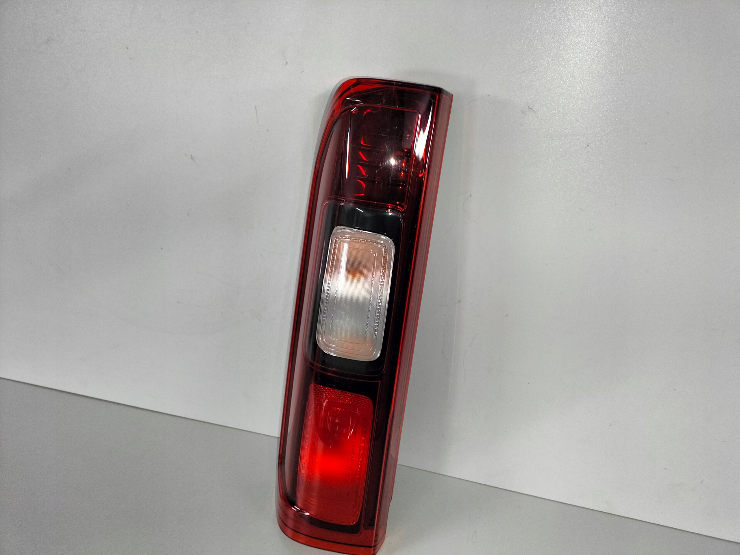 LAVE ZADNE SVETLO RENAULT TRAFIC III VIVARO B 14-