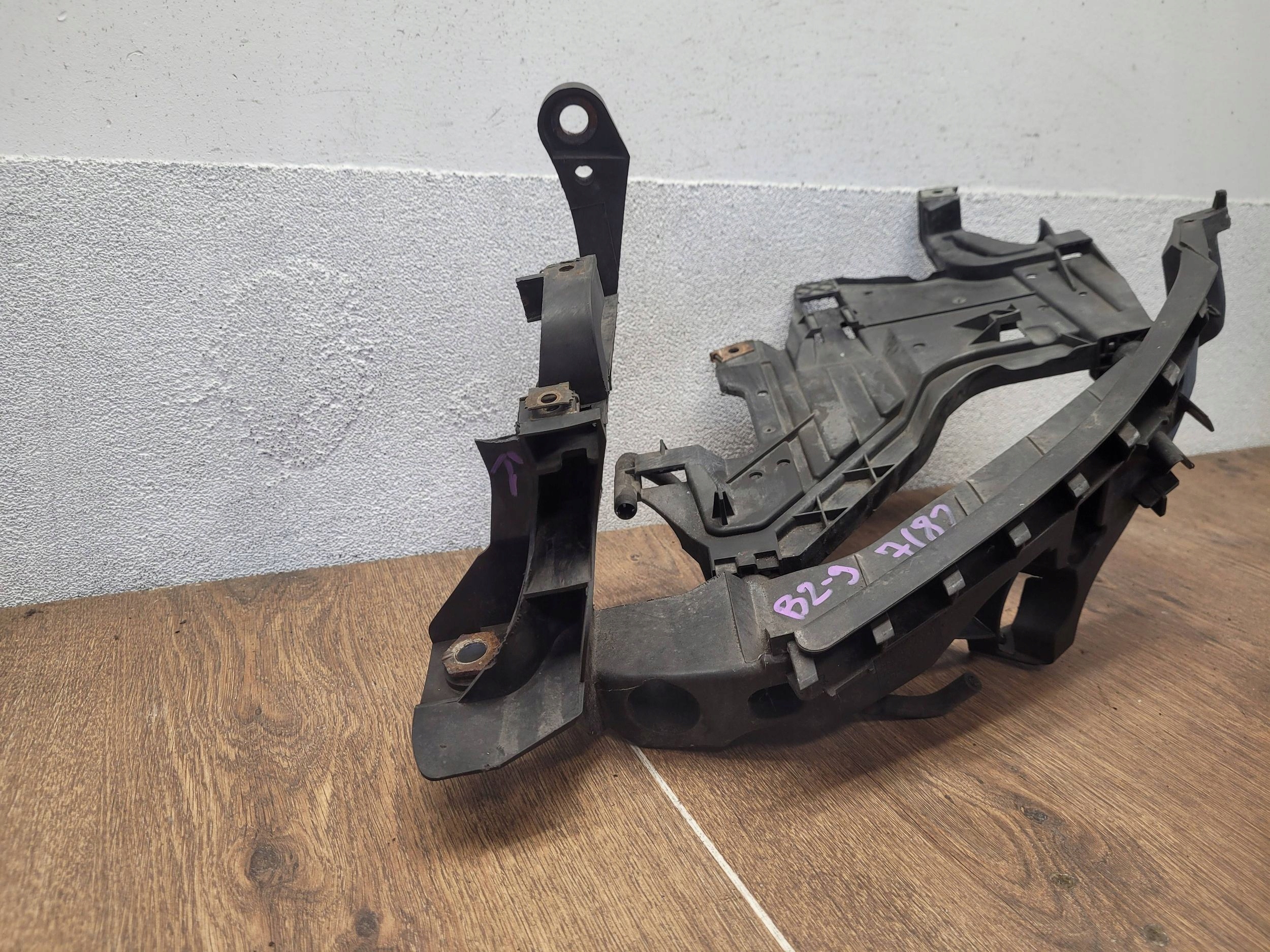 Audi A4 S4 B8 8K 08-011 8K0805607A DRŽIAK POD SVETLO  LAVY