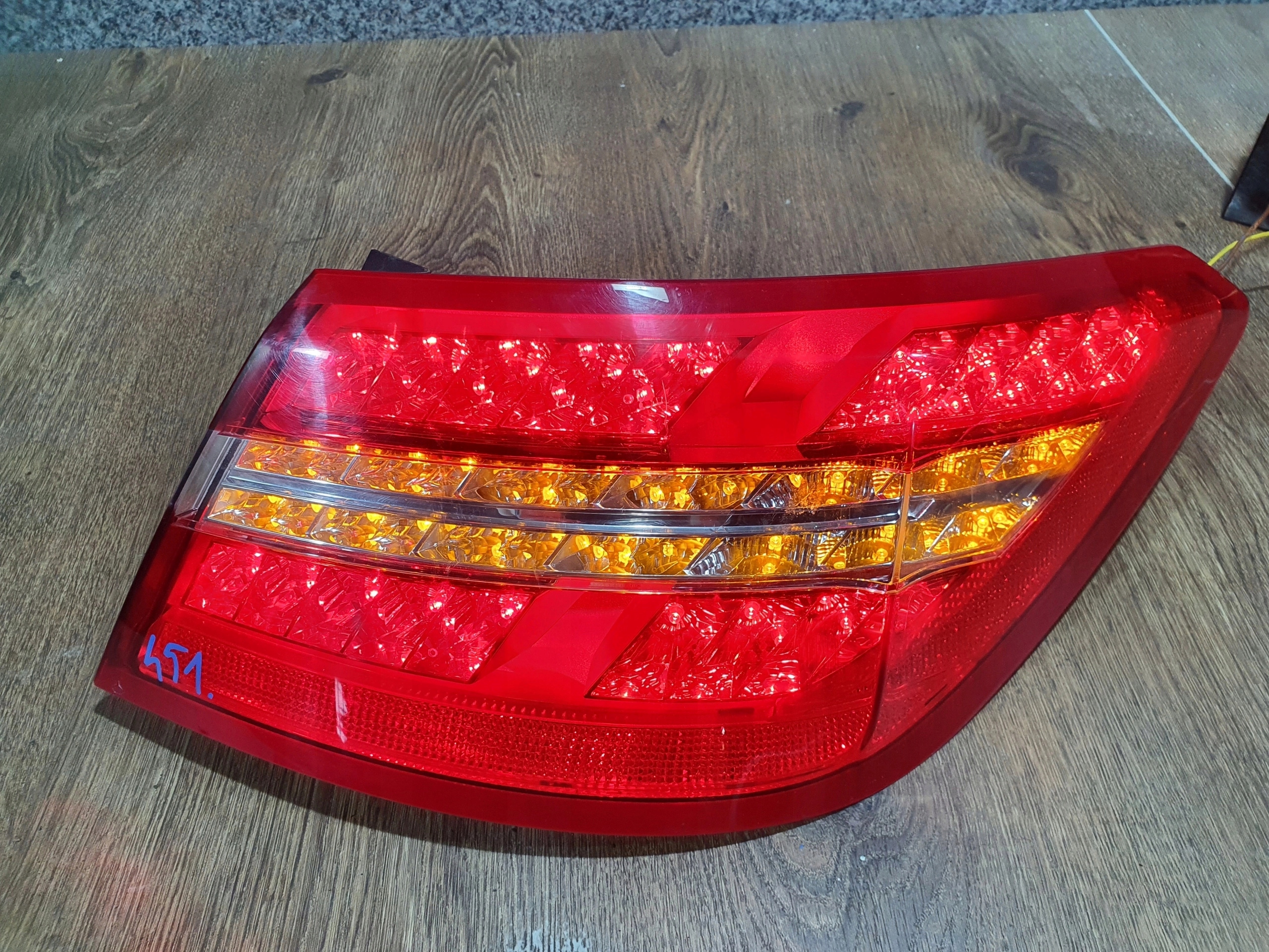 MERCEDES W207 PRAVE ZADNE SVETLO 2079060258