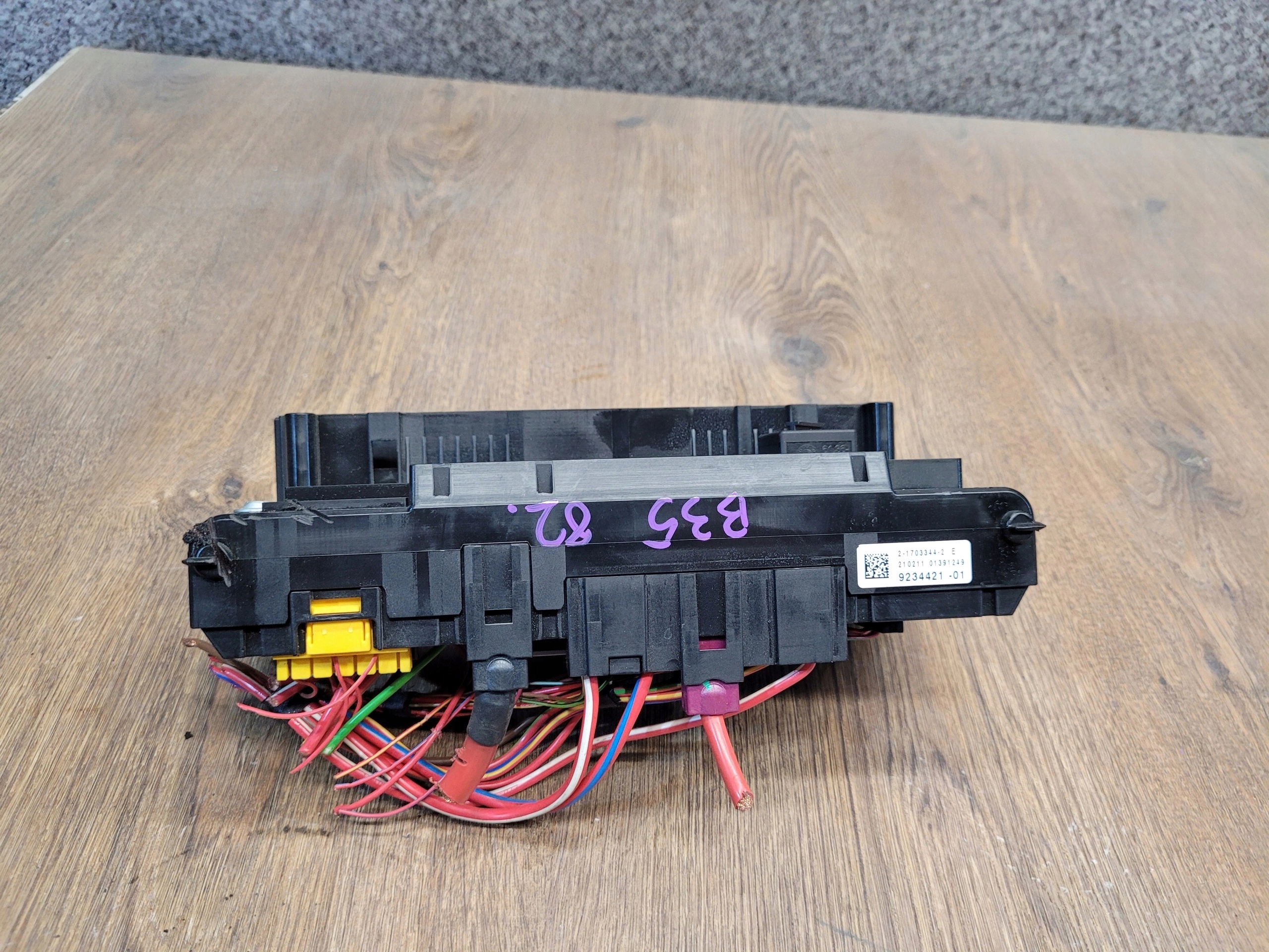 BMW 5 F10 F11 POISTKOVA SKRINKA 9234421