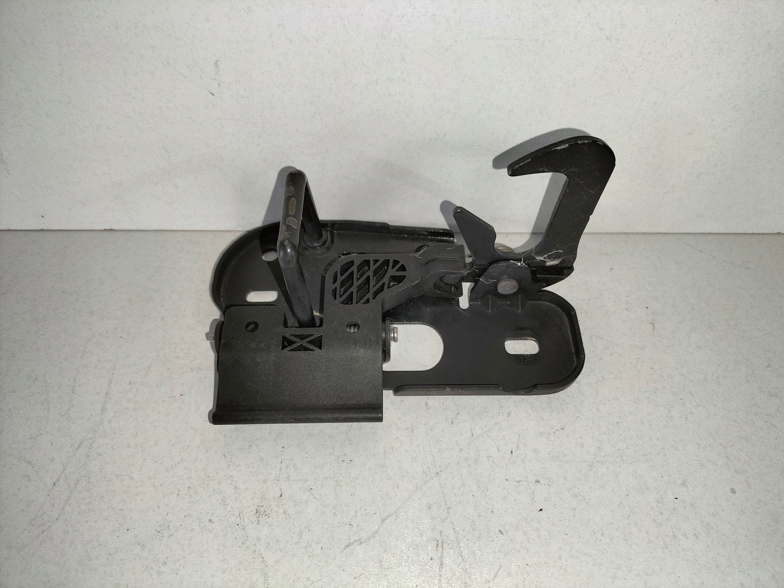 ZAMOK PREDNEJ KAPOTY VW PASSAT B6 3C0 05-10