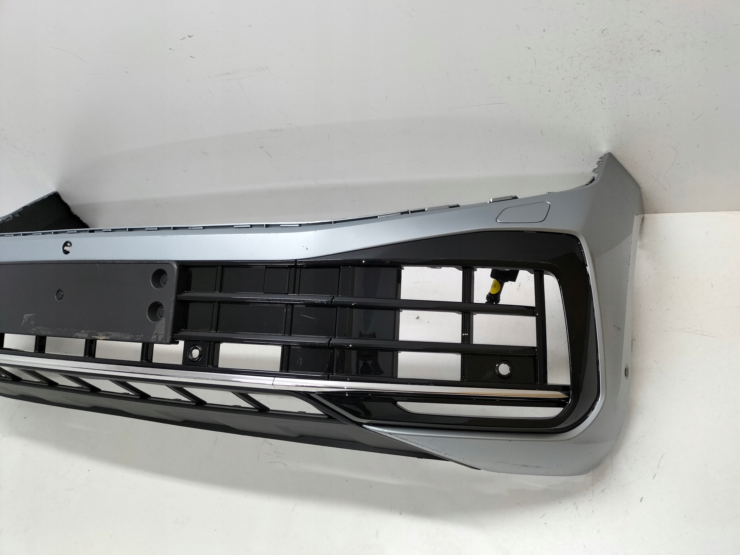 PREDNÝ NÁRAZNÍK VW TOUAREG III LIFT 23-