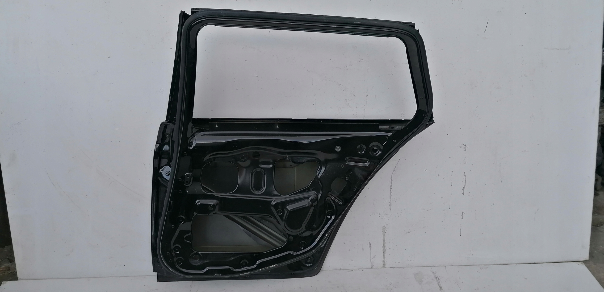 PRAVÉ ZADNÉ DVERE BMW 5 F11 KOMBI