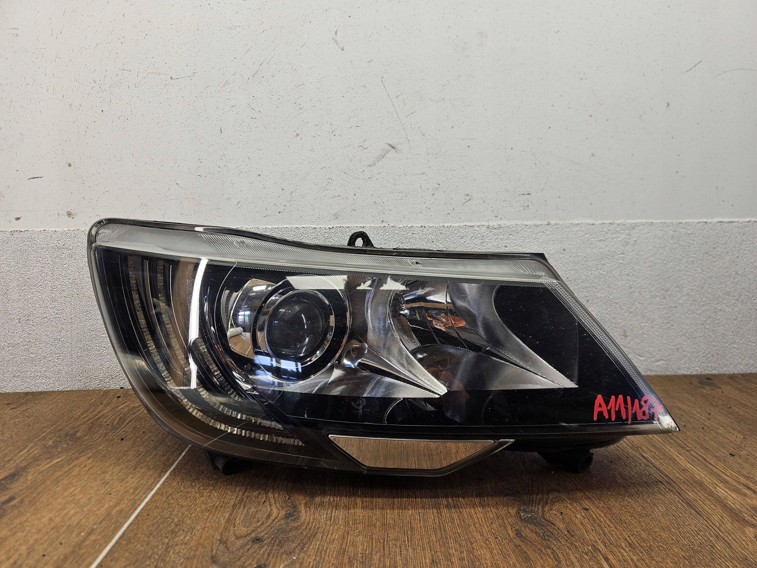 Skoda Superb lift XENON 3T2941016H PREDNÝ PRAVÝ PRAVE PREDNE SVETLO