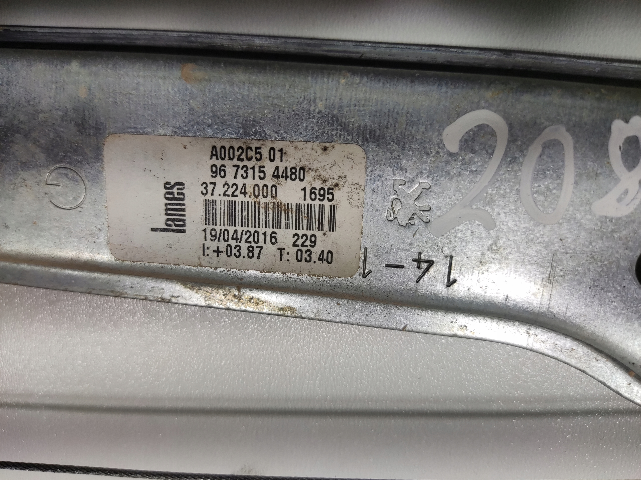 ĽAVÝ PREDNÝ MECHANIZMUS SŤAHOVANIA OKNA PEUGEOT 208 I 9673154480 12-19