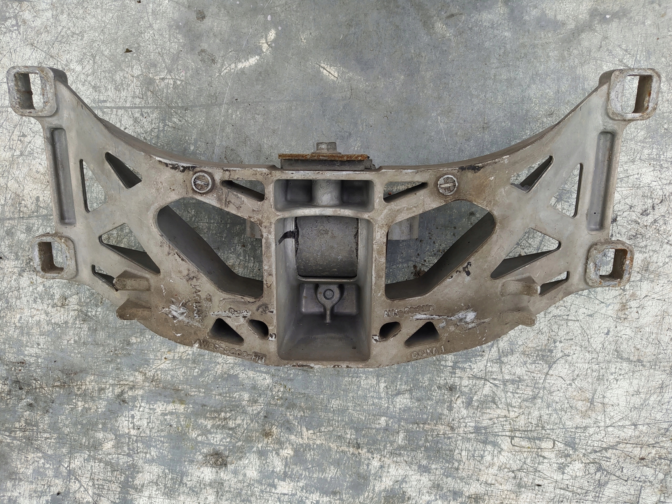 JAGUAR XF LIFT 3.0 AV93-6A026-A DRŽIAK PREVODOVKY