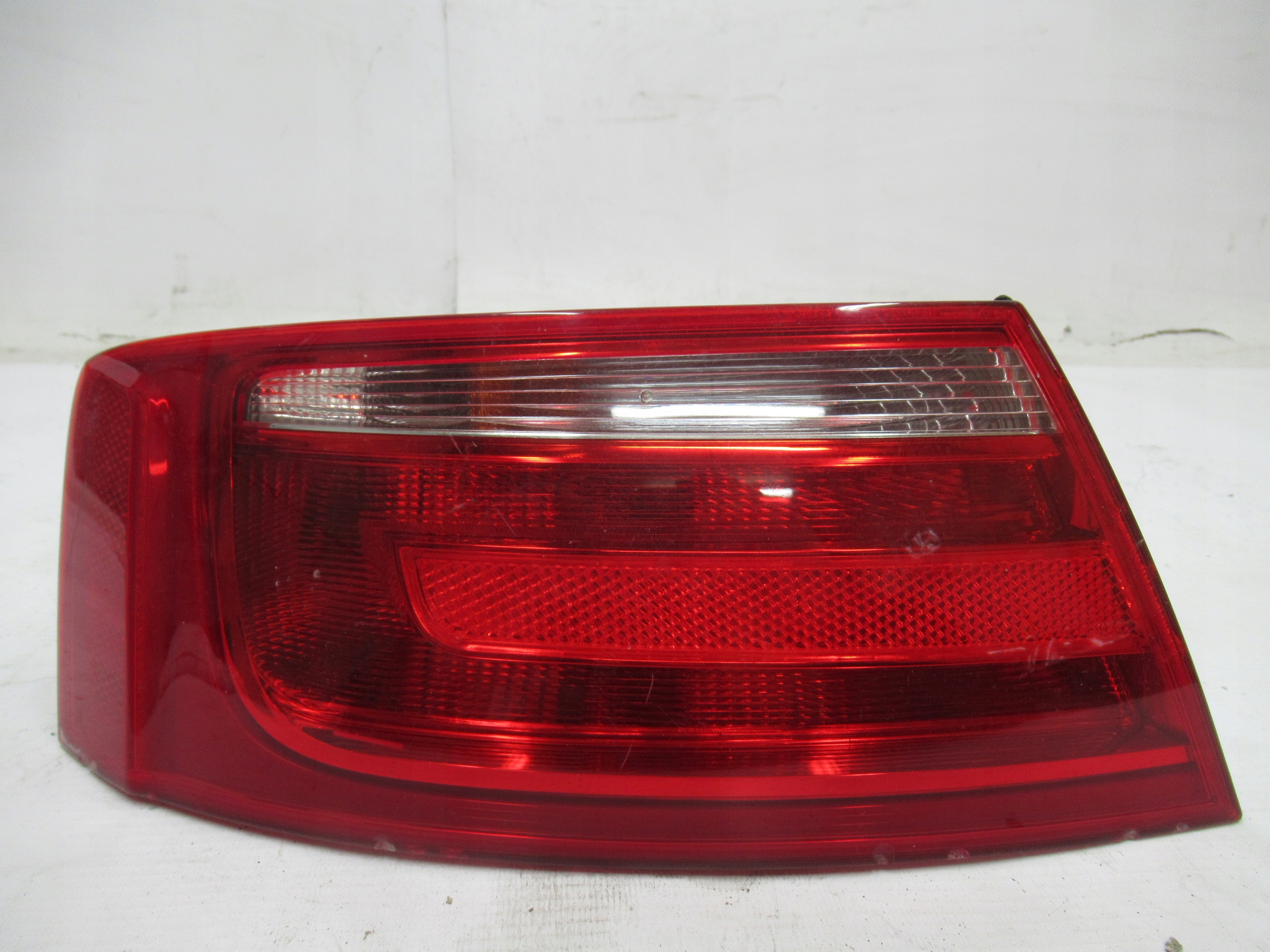 LAVE ZADNE SVETLO AUDI A5 8T0945095