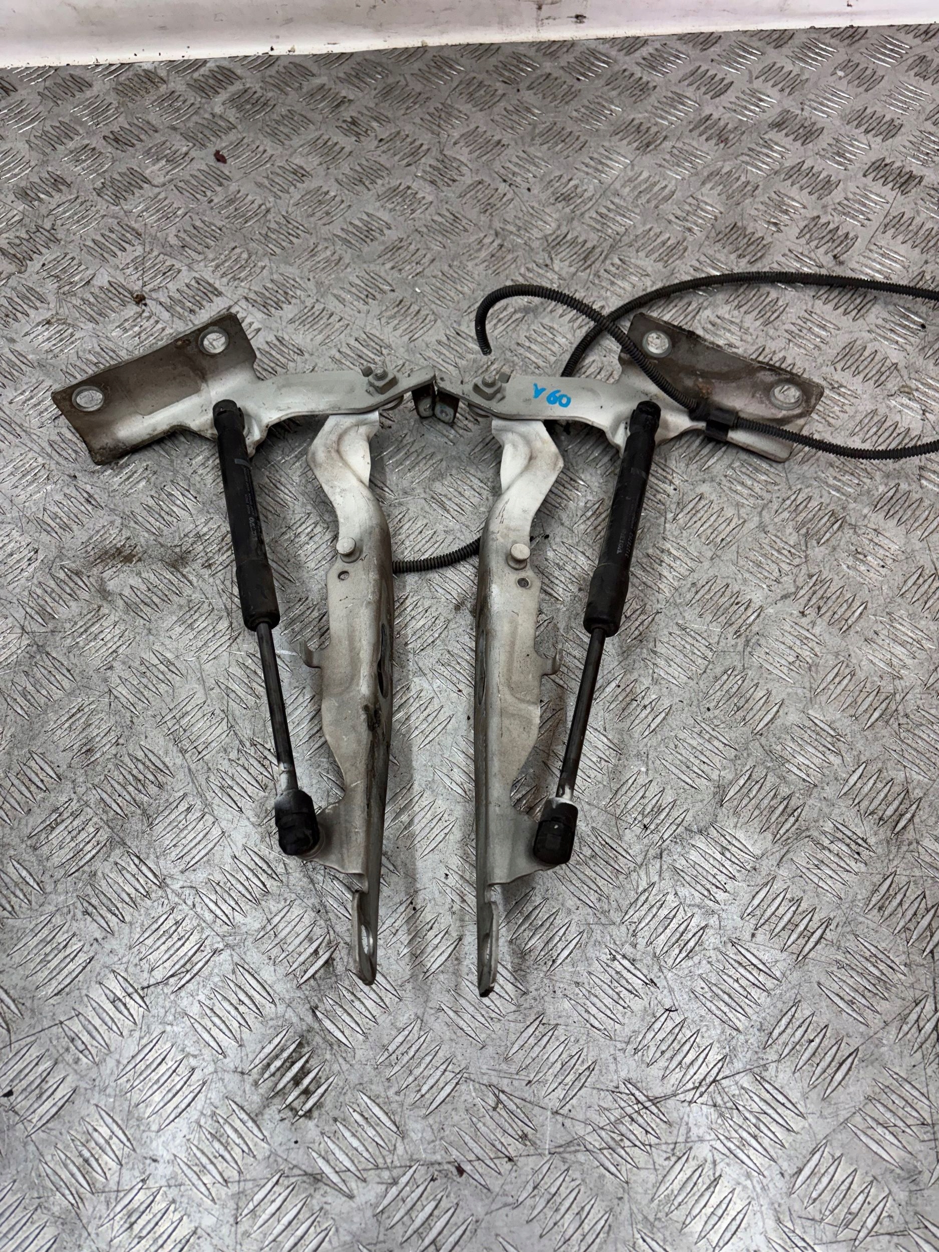 PANTY PREDNEJ KAPOTY VOLVO V60 10-