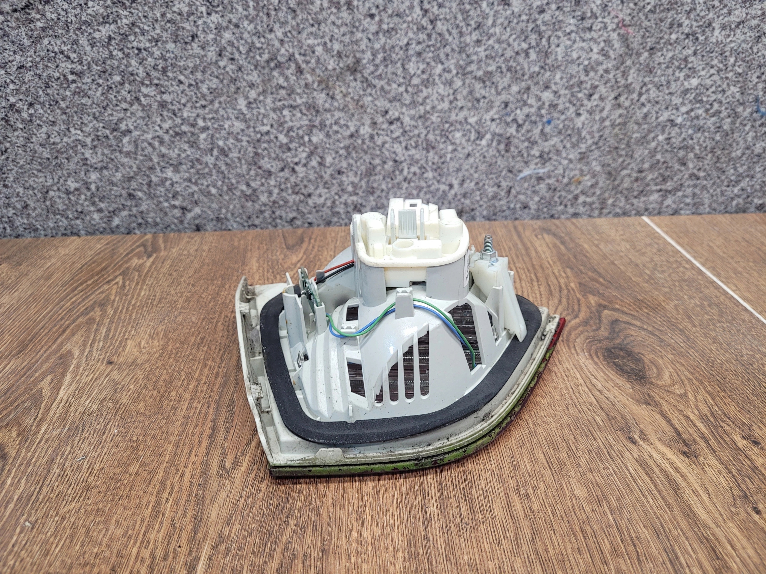 BMW 3 E90 LIFT PRAVÉ ZADNÉ SVETLO V KAPOTE 7289428