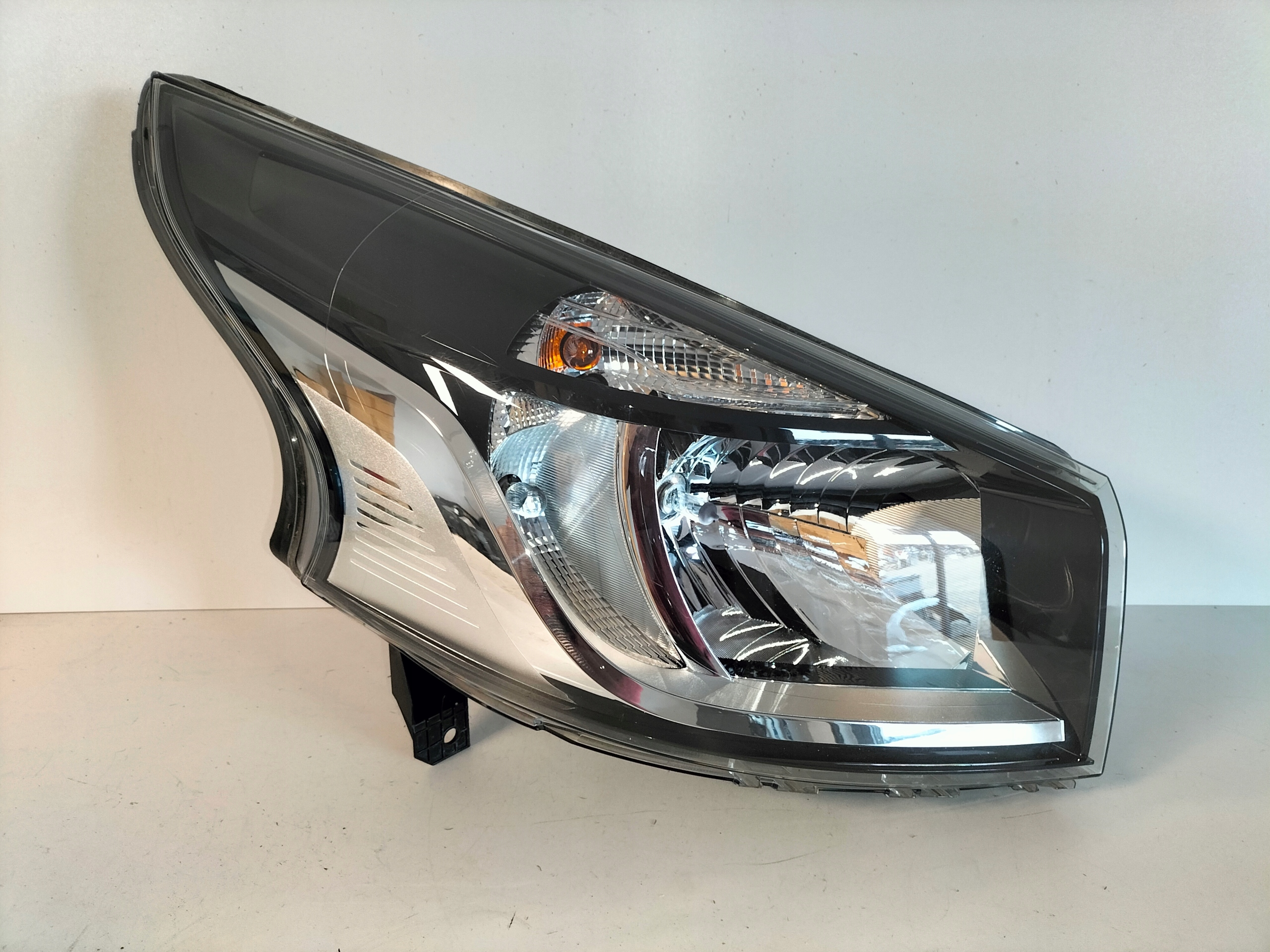 PRAVE PREDNE SVETLO RENAULT TRAFIC III 14-