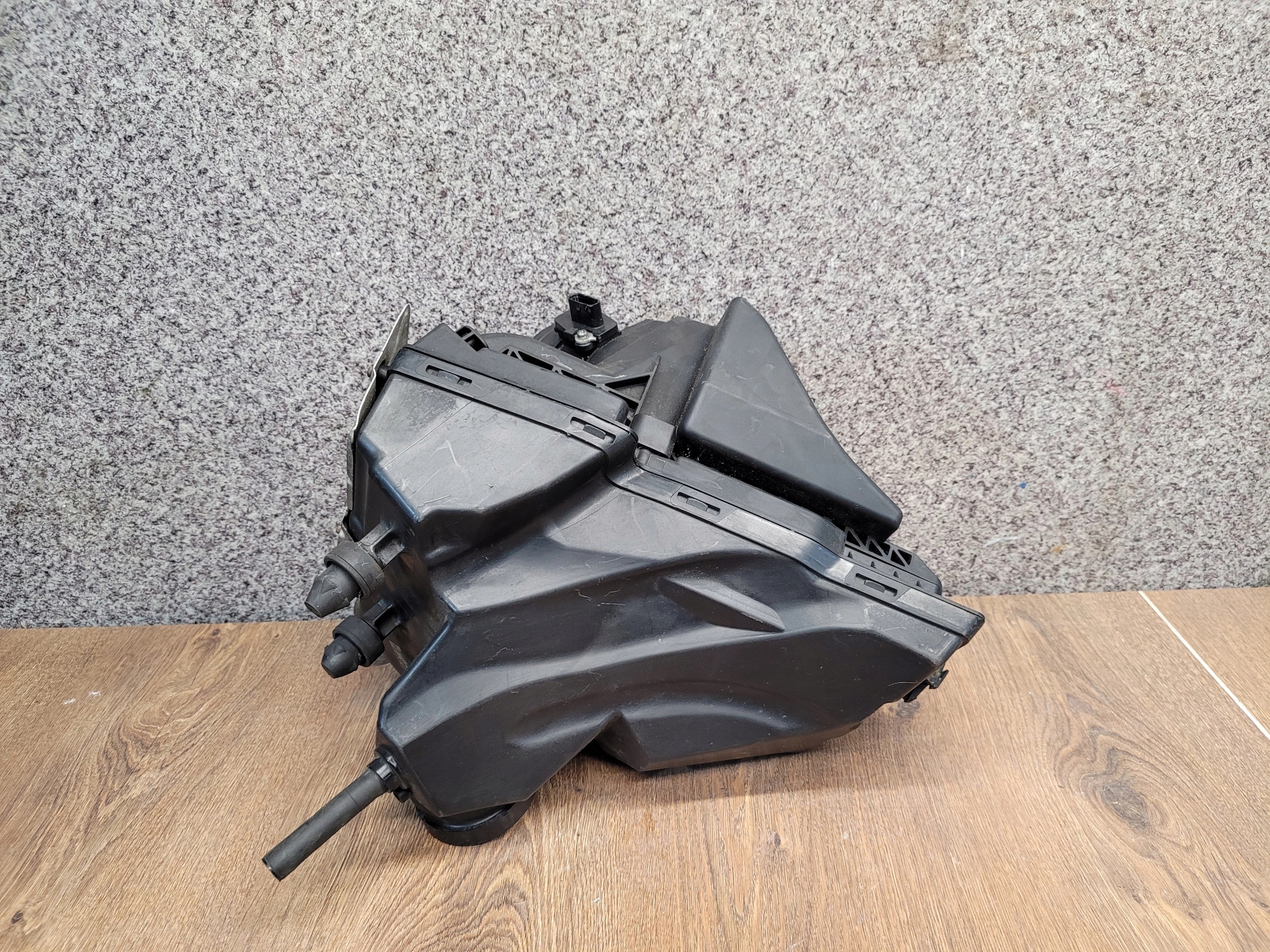 AUDI A4 Q5 A5 OBAL VZDUCHOVÉHO FILTERA 8K0133837AB