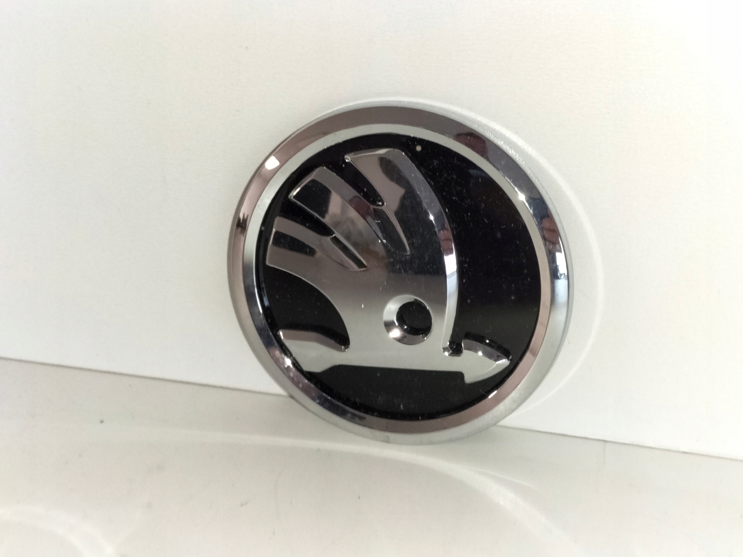 ZNAK EMBLEM logo ZADNEJ KAPOTY SKODA FABIA III 14-
