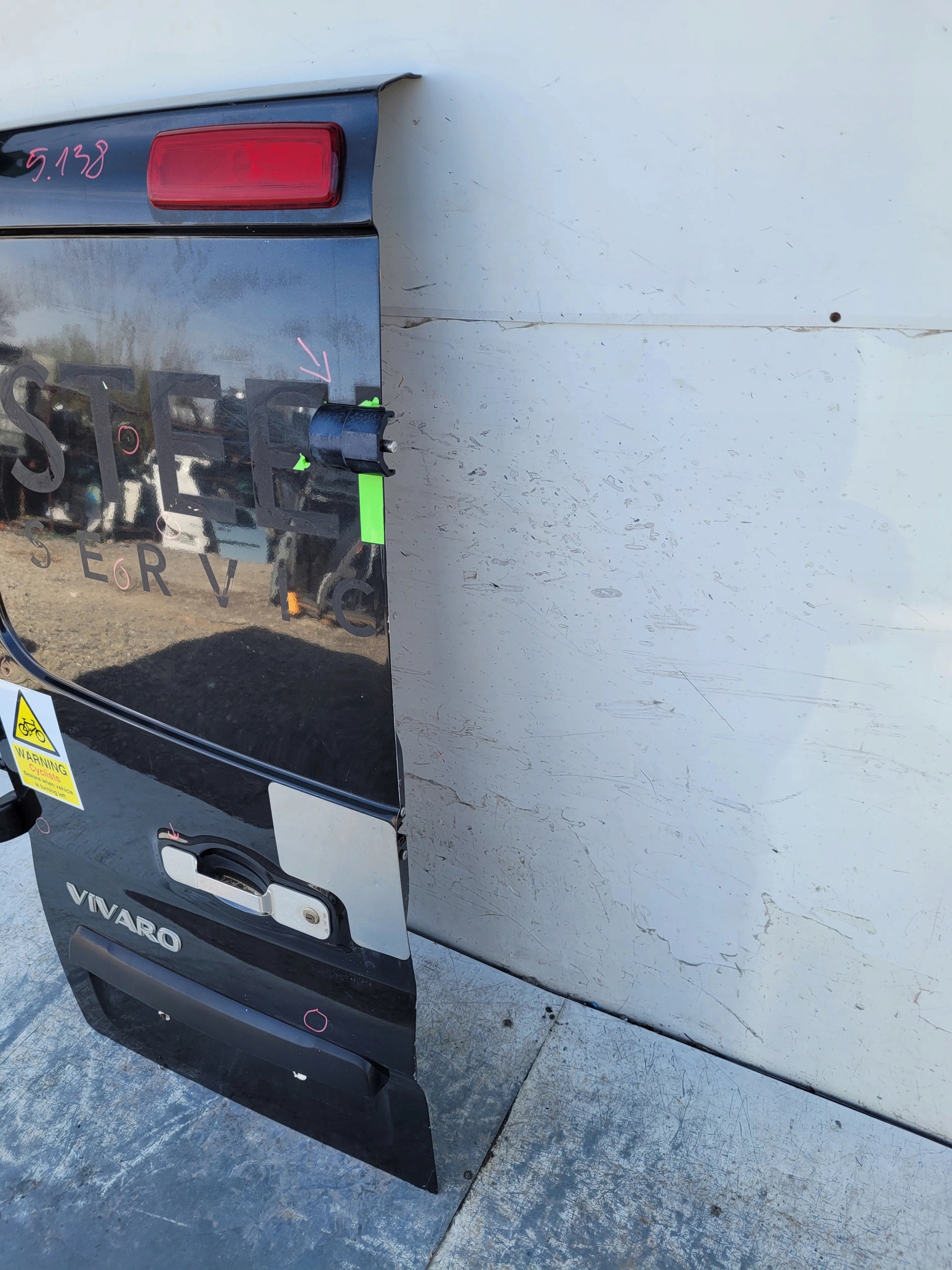 RENAULT TRAFIC III VIVARO LAVE ZADNE DVERE