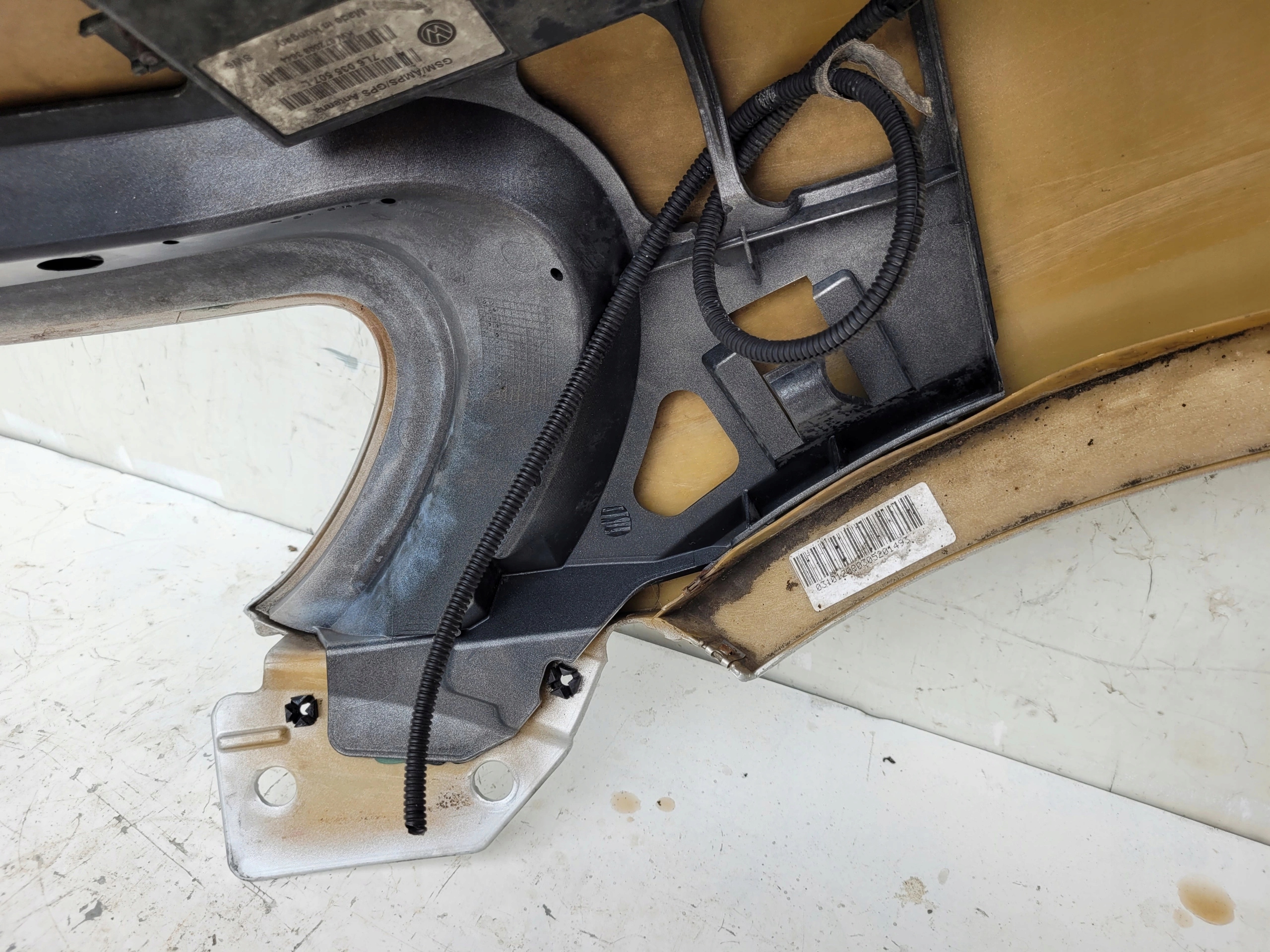 VW TOUAREG 7L LIFT PRAVY PREDNY BLATNIK