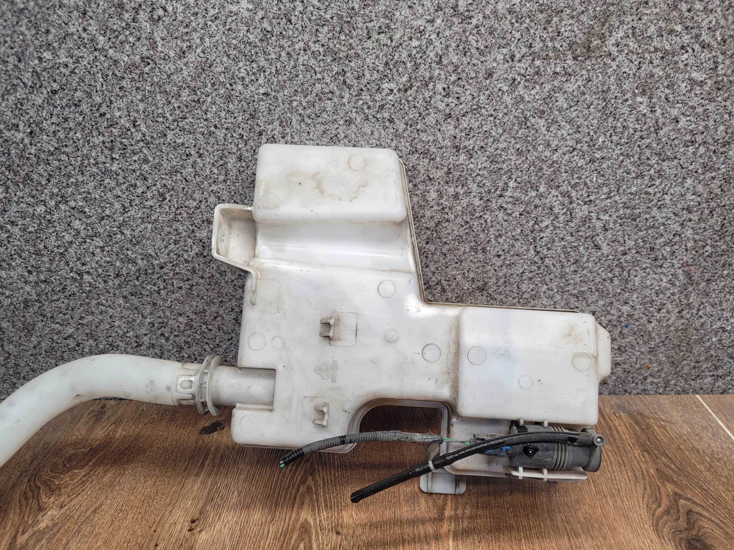 RENAULT TRAFIC III VIVARO II 289105241R NÁDOBKA OSTREKOVAČOV