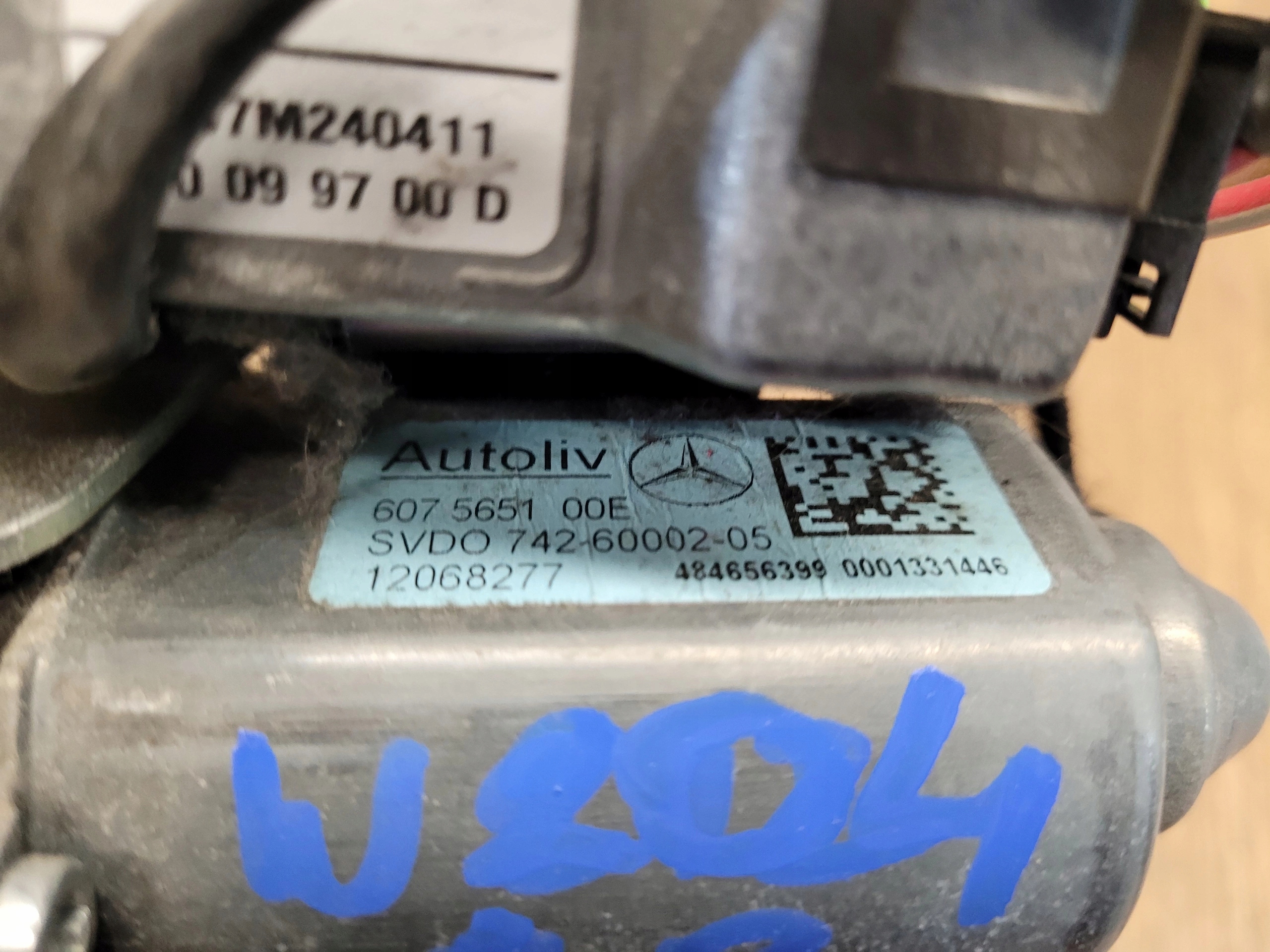 MERCEDES W204 LAVY PREDNY BEZPECNOSTNY PAS 607565100E