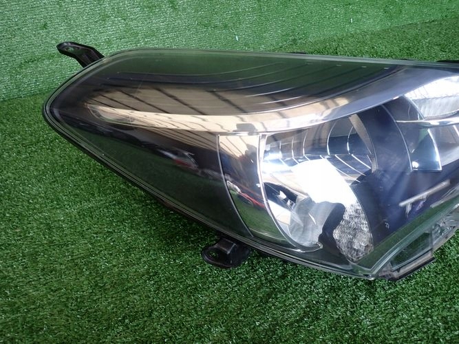 TOYOTA YARIS III 14-17 PRAVE PREDNE SVETLO