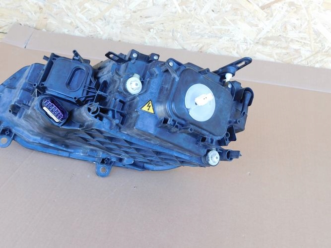 VW TOUAREG XENON PRAVE PREDNE SVETLO
