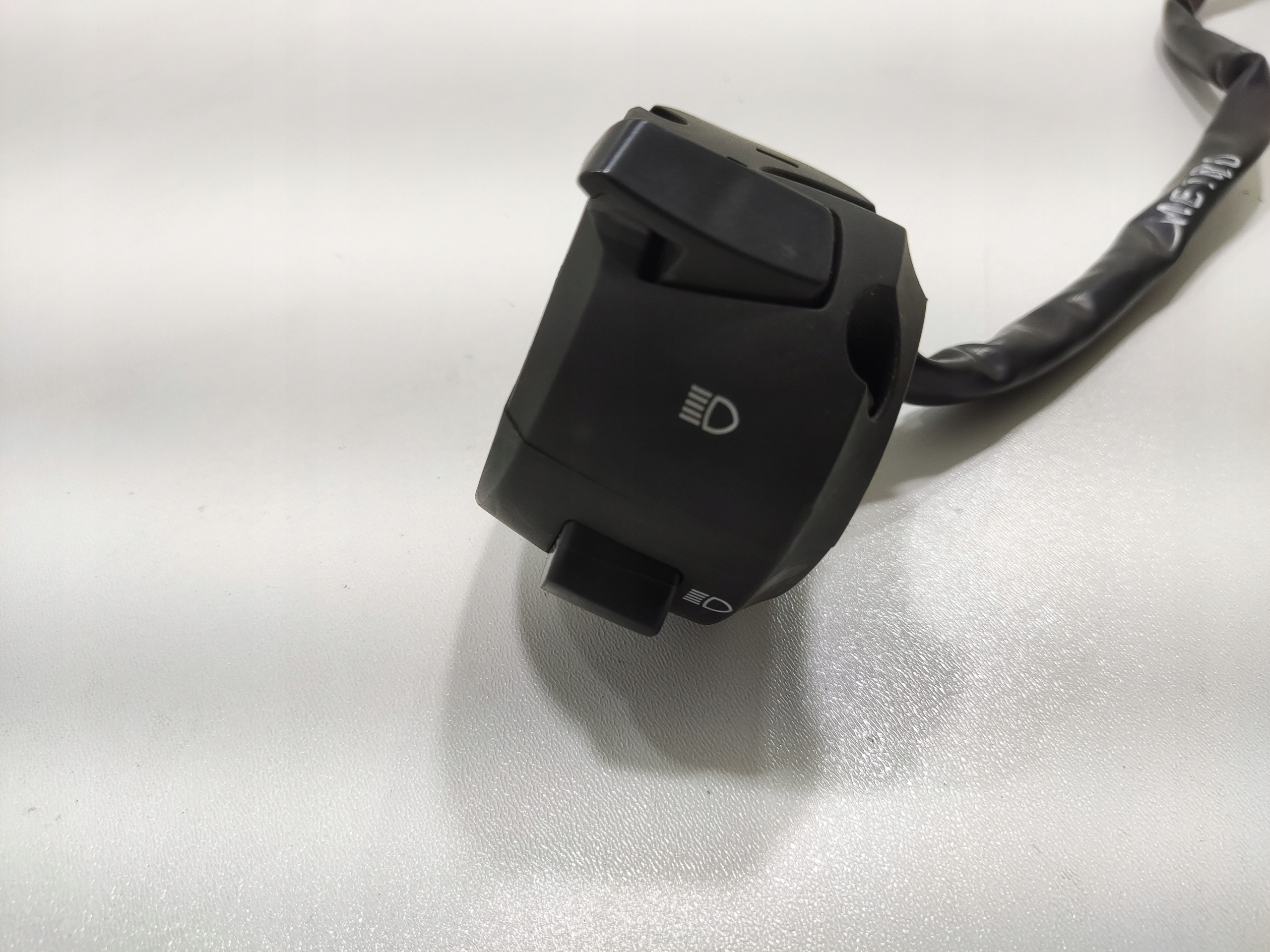 VYPÍNAČ LAVY KLAKSON PÁČKA LAVA PEUGEOT METROPOLIS RS 400 2013-2018