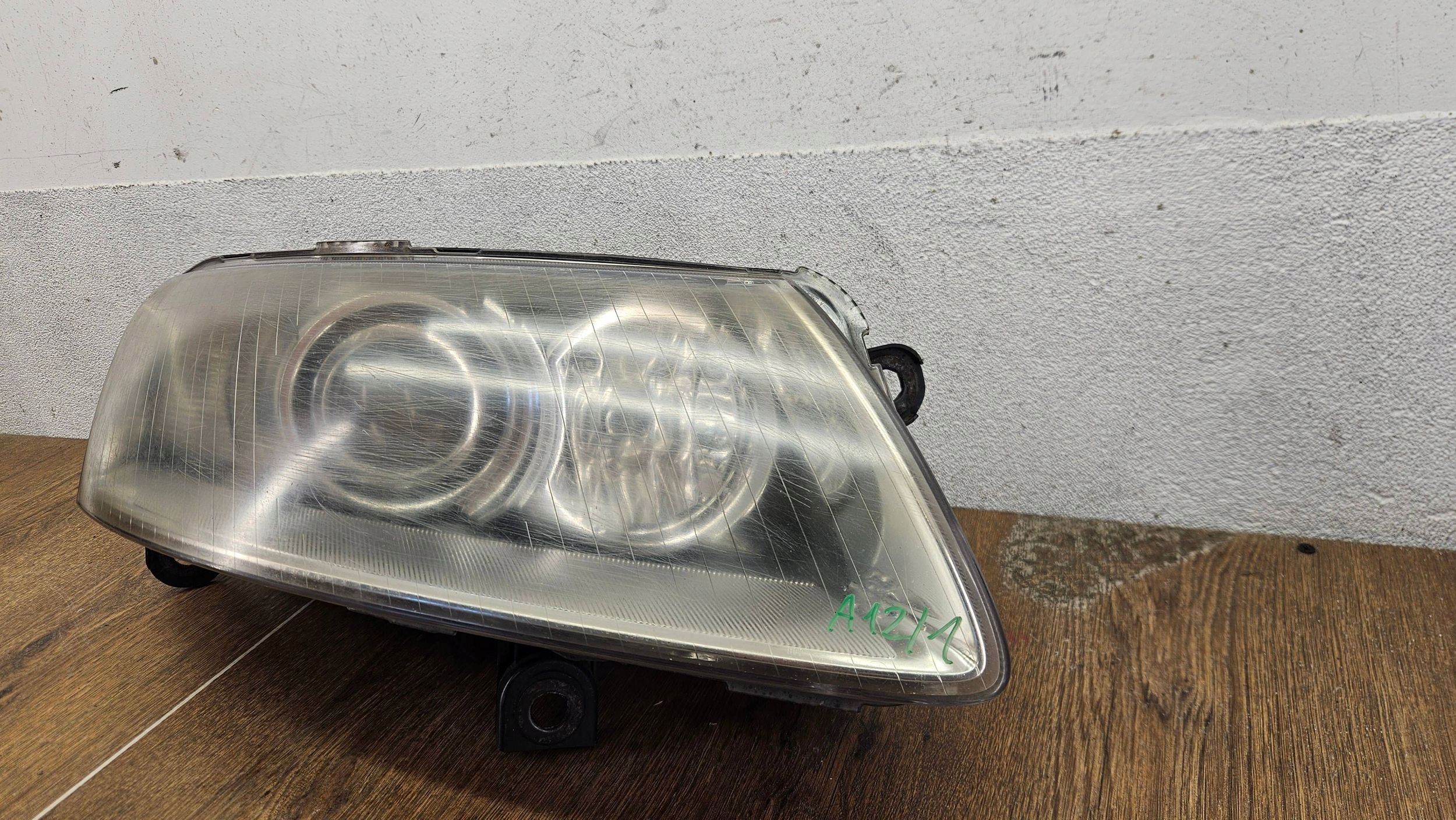 Audi A6 C6 4F 4f0941004 XENON NATACACI PREDNE SVETLO PRAVE ANGLICKA VERZIA