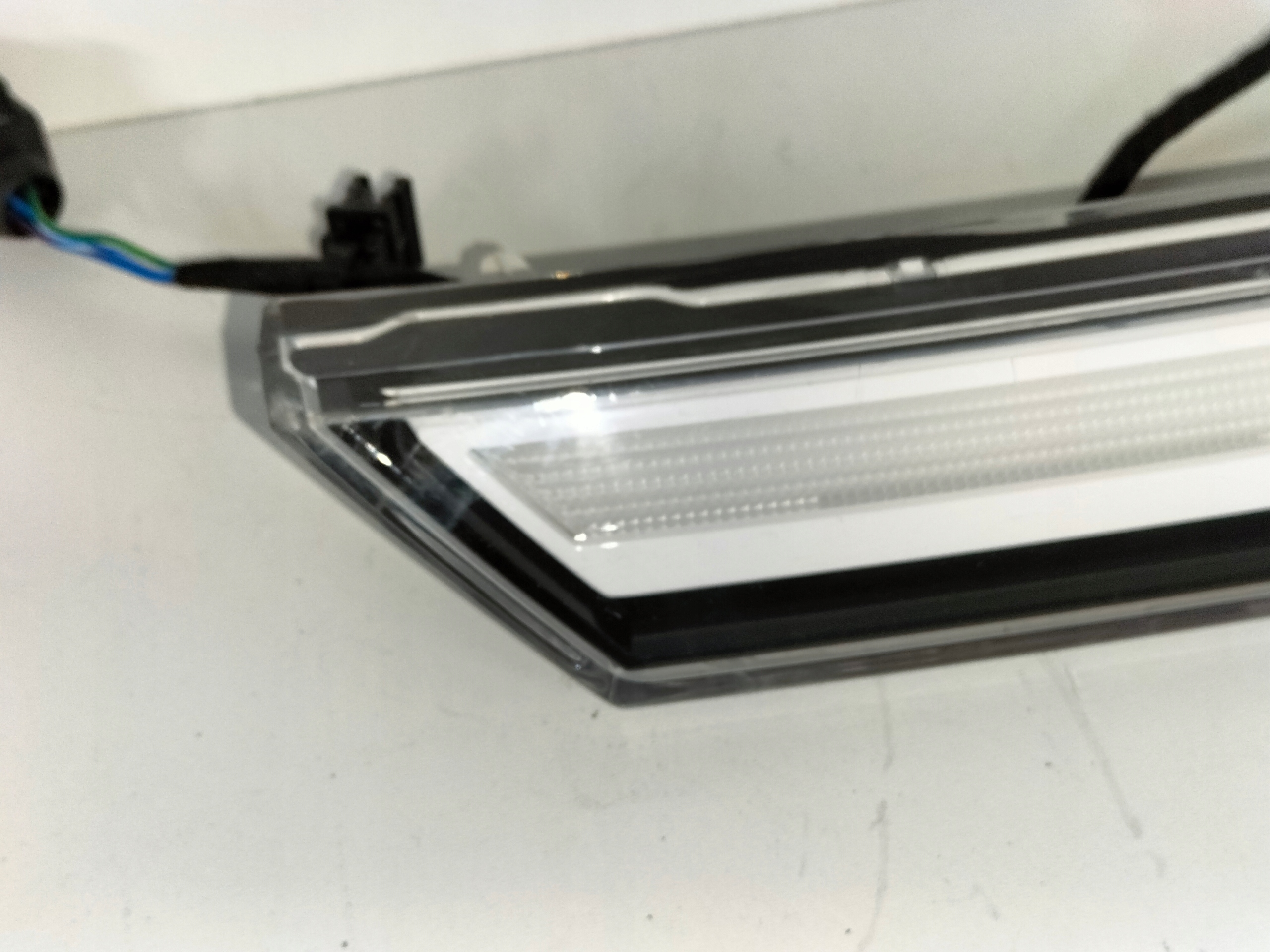 PRAVÉ PREDNÉ LED SVETLO V MASKE VW ID7 23-