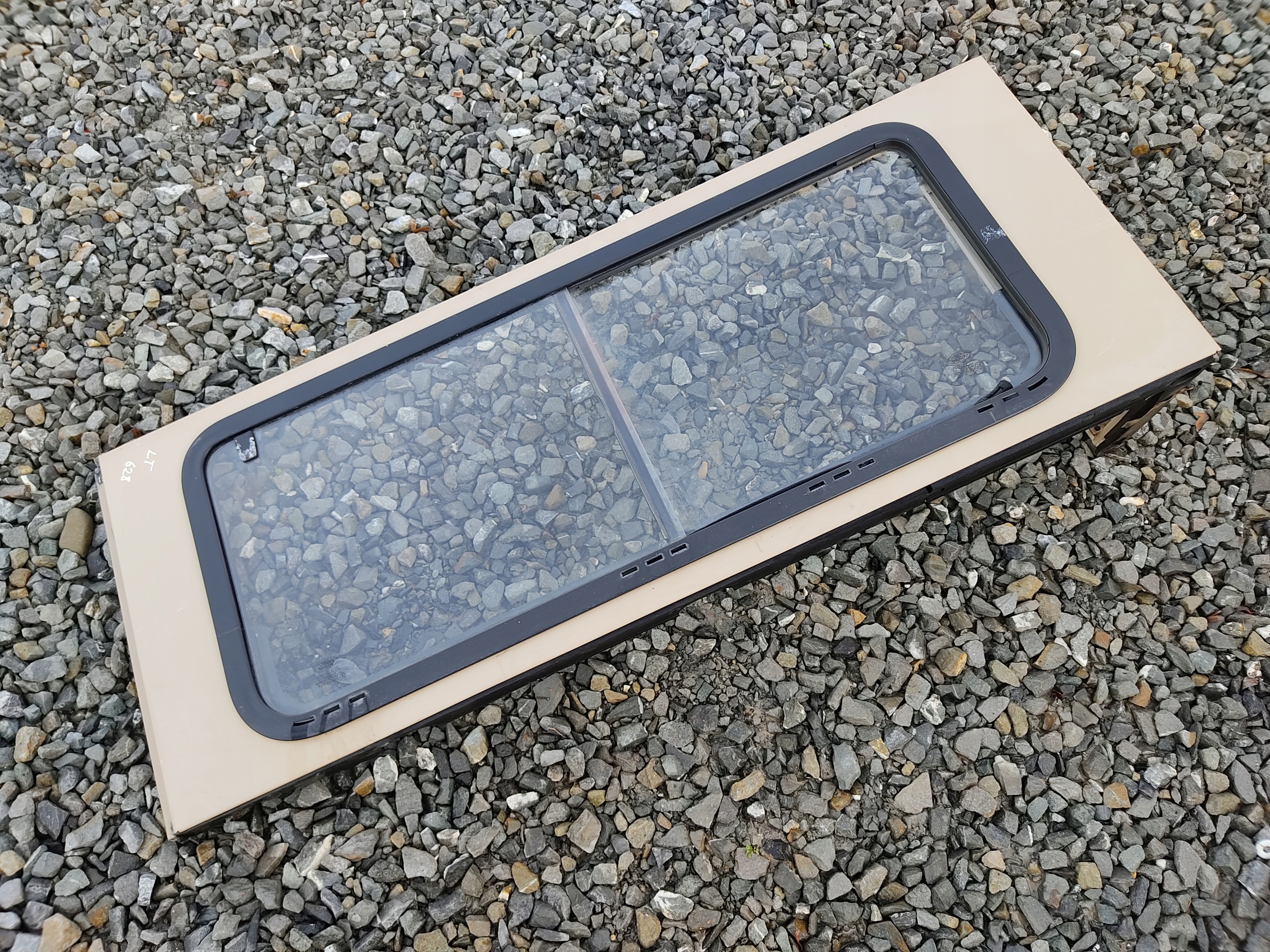 ĽAVÉ ZADNÉ SKLO RÁM DEFENDER 1999-2014