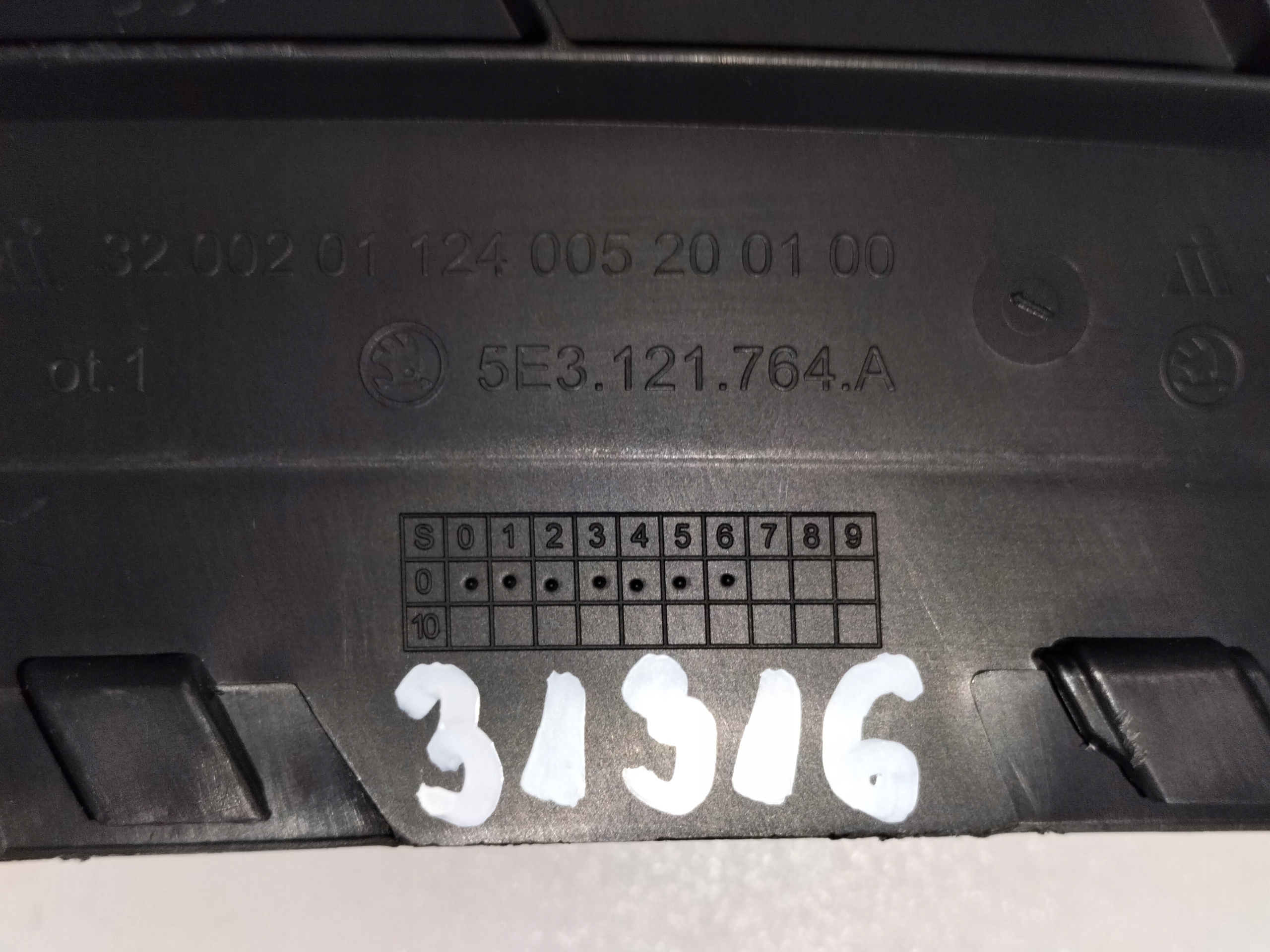 DRŽIAK PRAVÉ PREDNÉ NASÁVANIE VZDUCHU SKODA OCTAVIA IV 4 19-