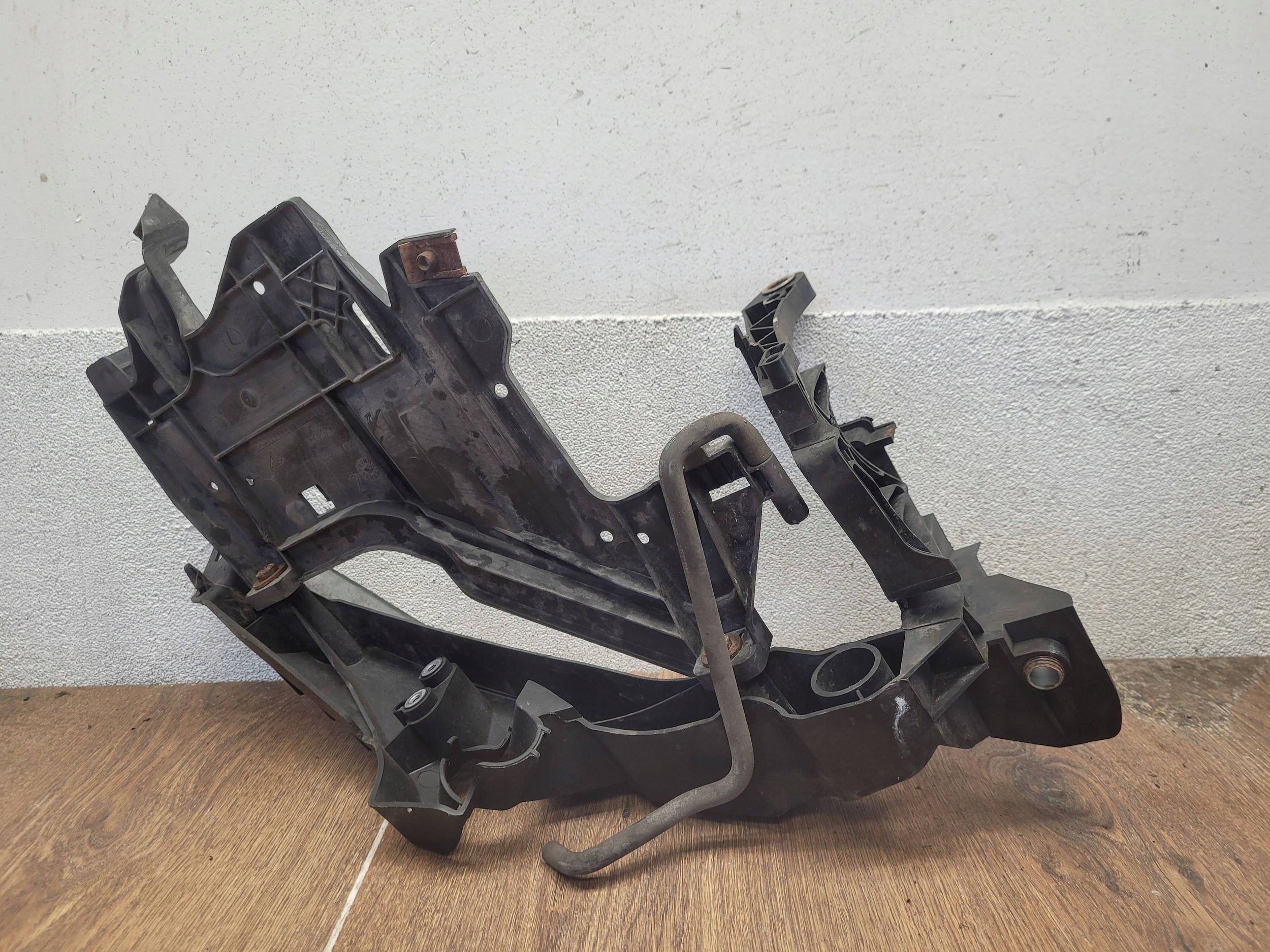 Audi A4 S4 B8 8K 08-011 8K0805607A DRŽIAK POD SVETLO  LAVY