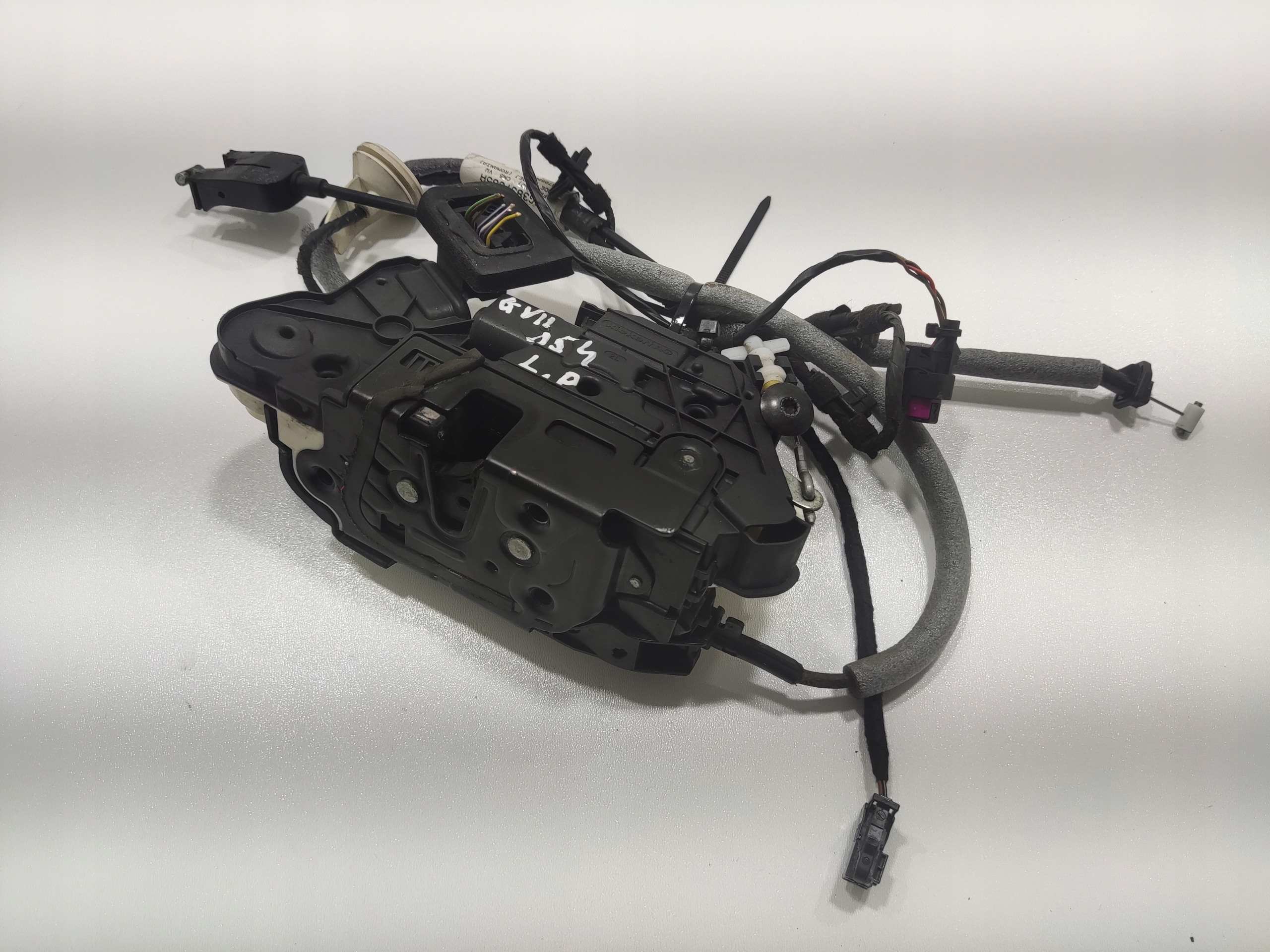 ZAMOK LAVYCH PREDNYCH DVERI VOLKSWAGEN GOLF VII 5K1837015D 2012-2016