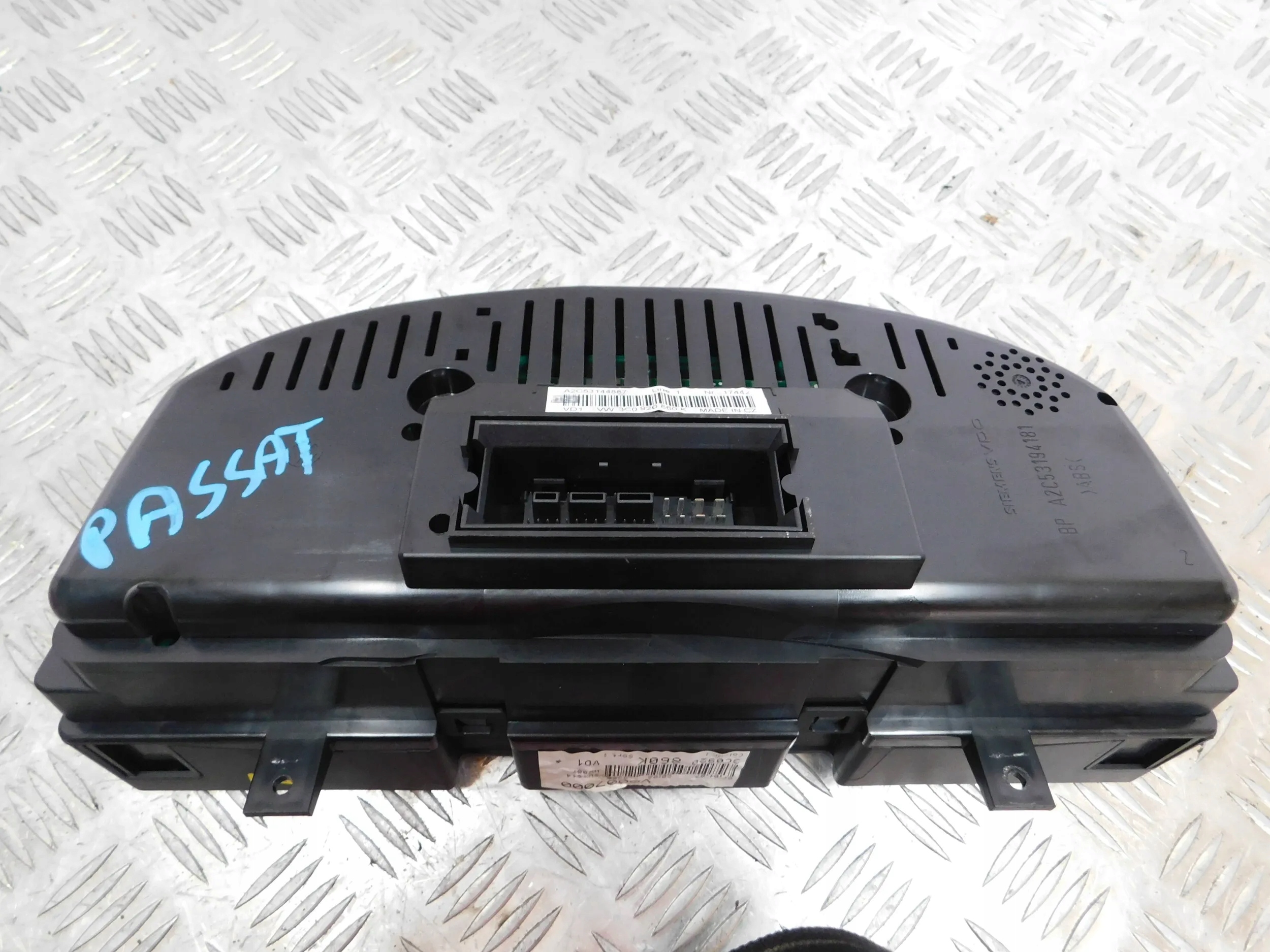 TACHOMETER BUDIKY VW PASSAT B6 2.0 TDI 3C0920860K