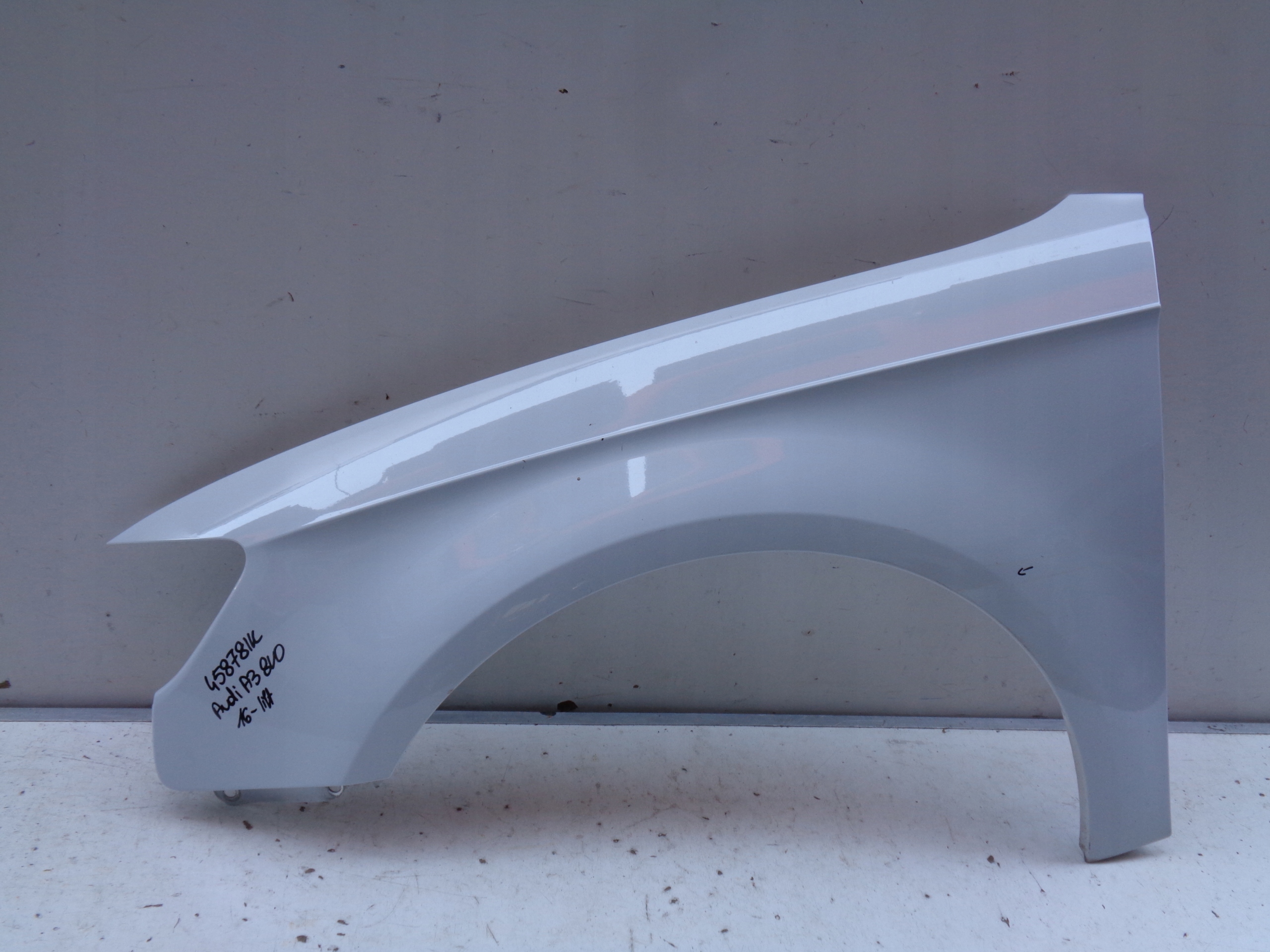 ĽAVÝ PREDNÝ BLATNÍK AUDI A3 8V 8V0 16- LIFT NR 45878