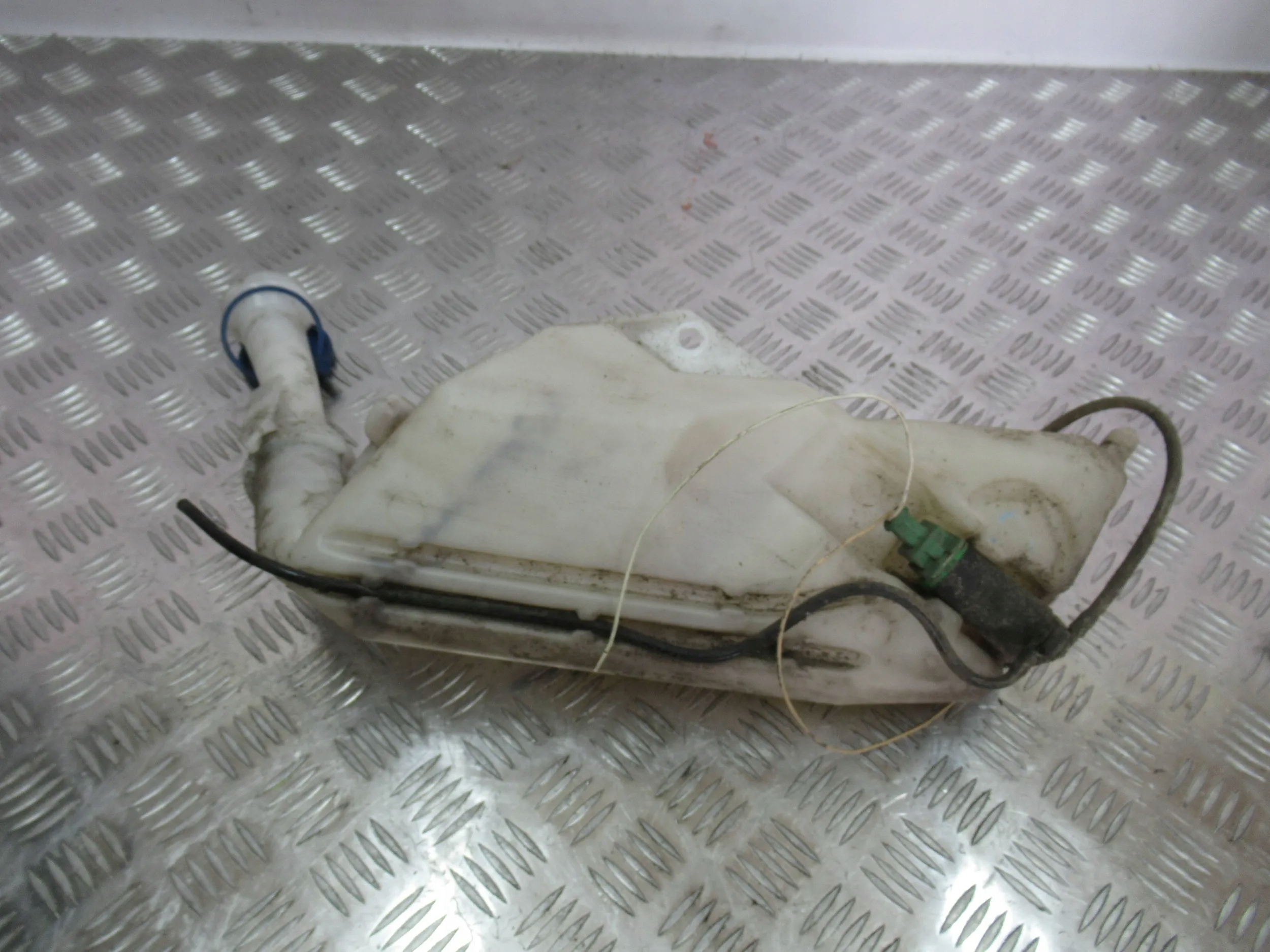 NÁDOBKA OSTREKOVAČOV PEUGEOT 206+ PLUS
