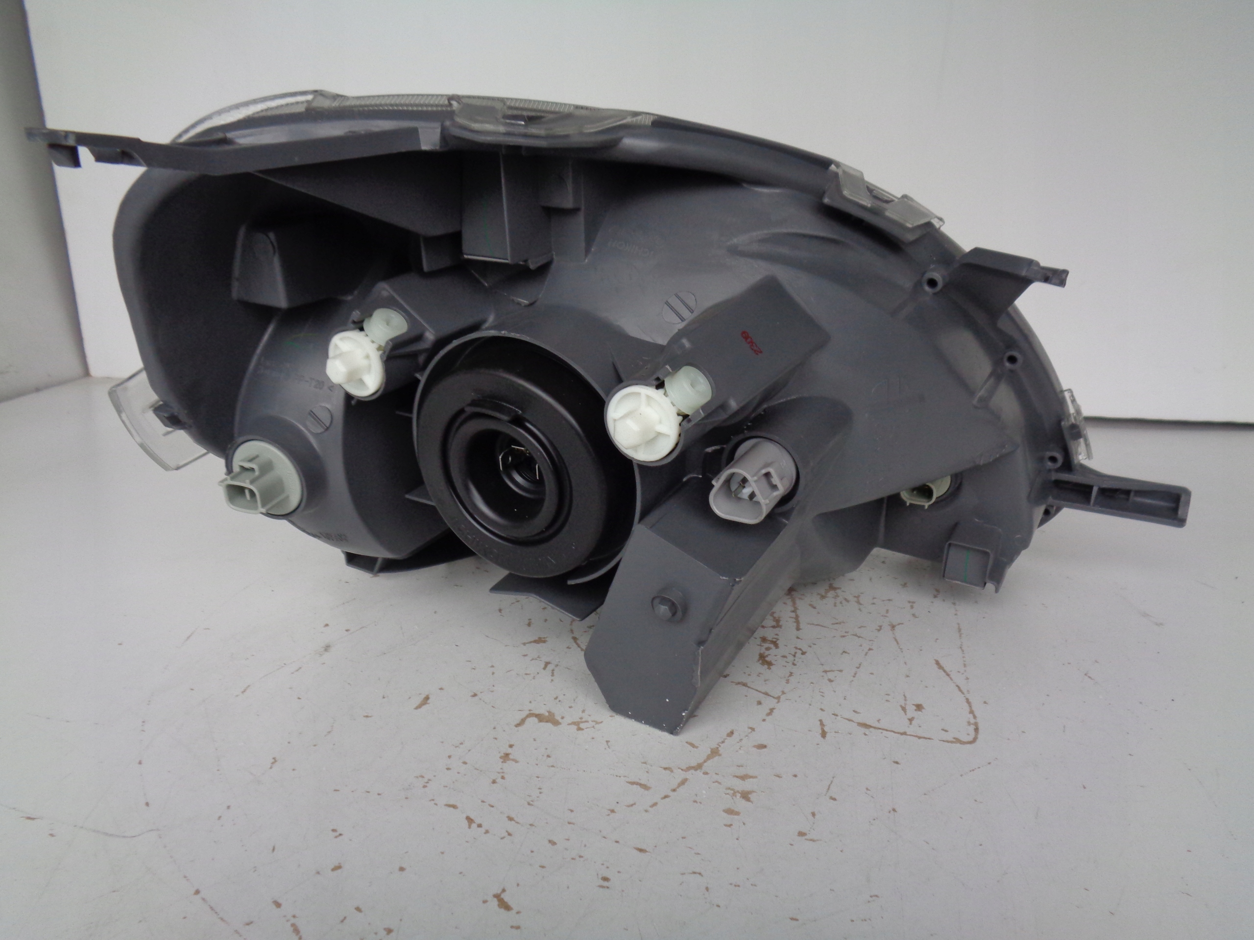 LAVE PREDNE SVETLO TOYOTA YARIS 03- LIFT