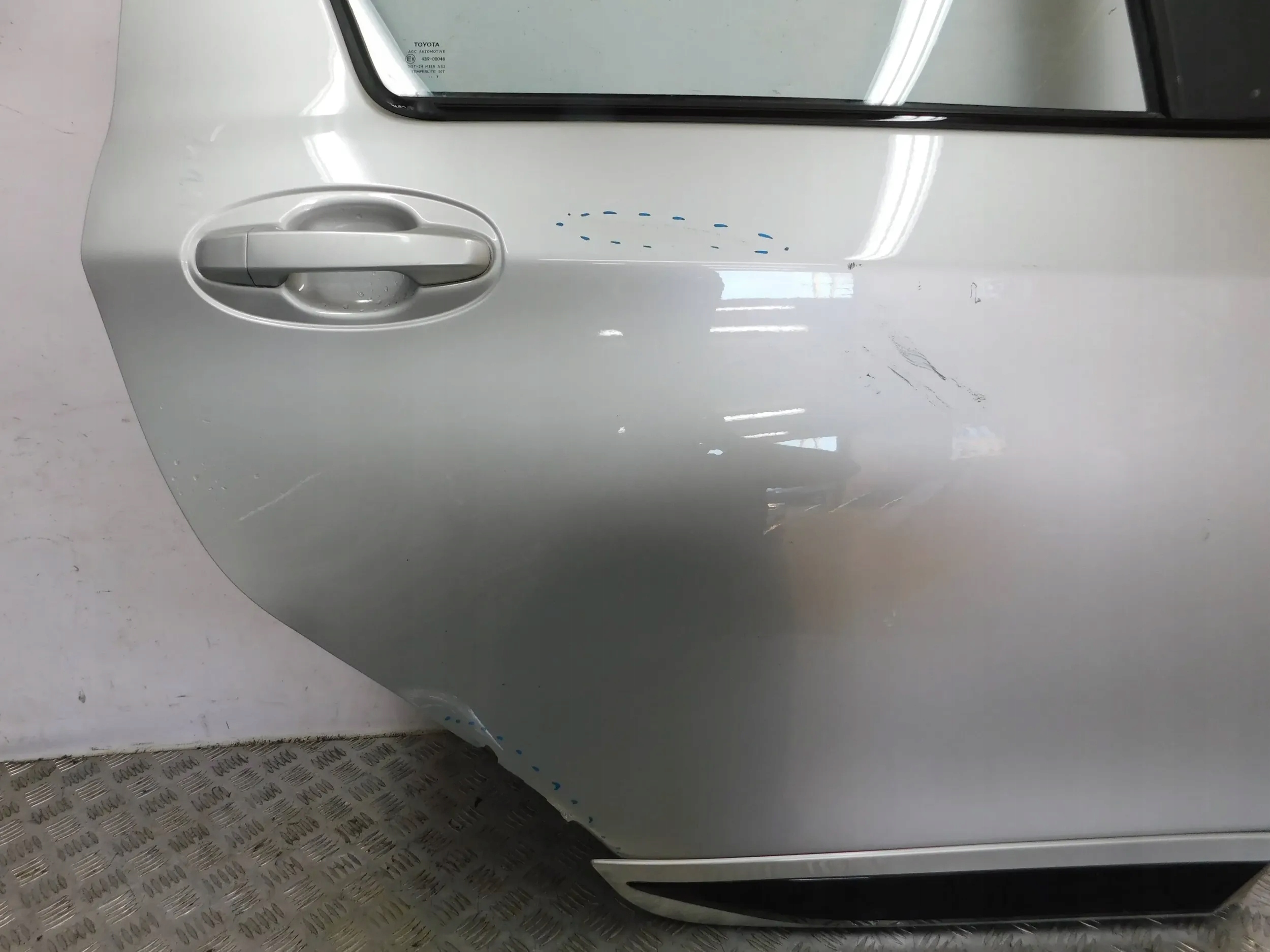 PRAVE ZADNE DVERE TOYOTA YARIS III LIFT 17-