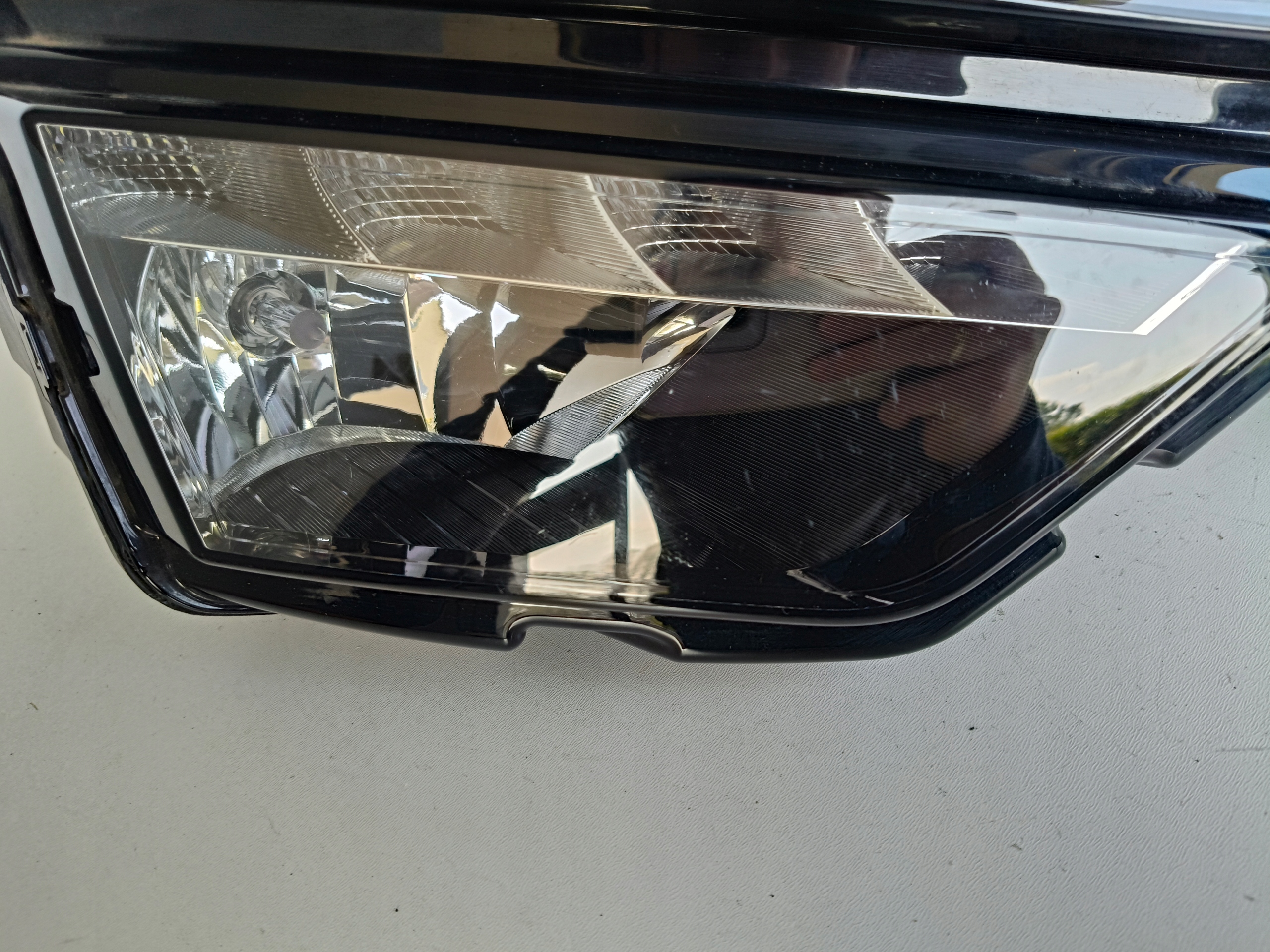 PRAVE PREDNE SVETLO SKODA KAROQ 57A 17- LED