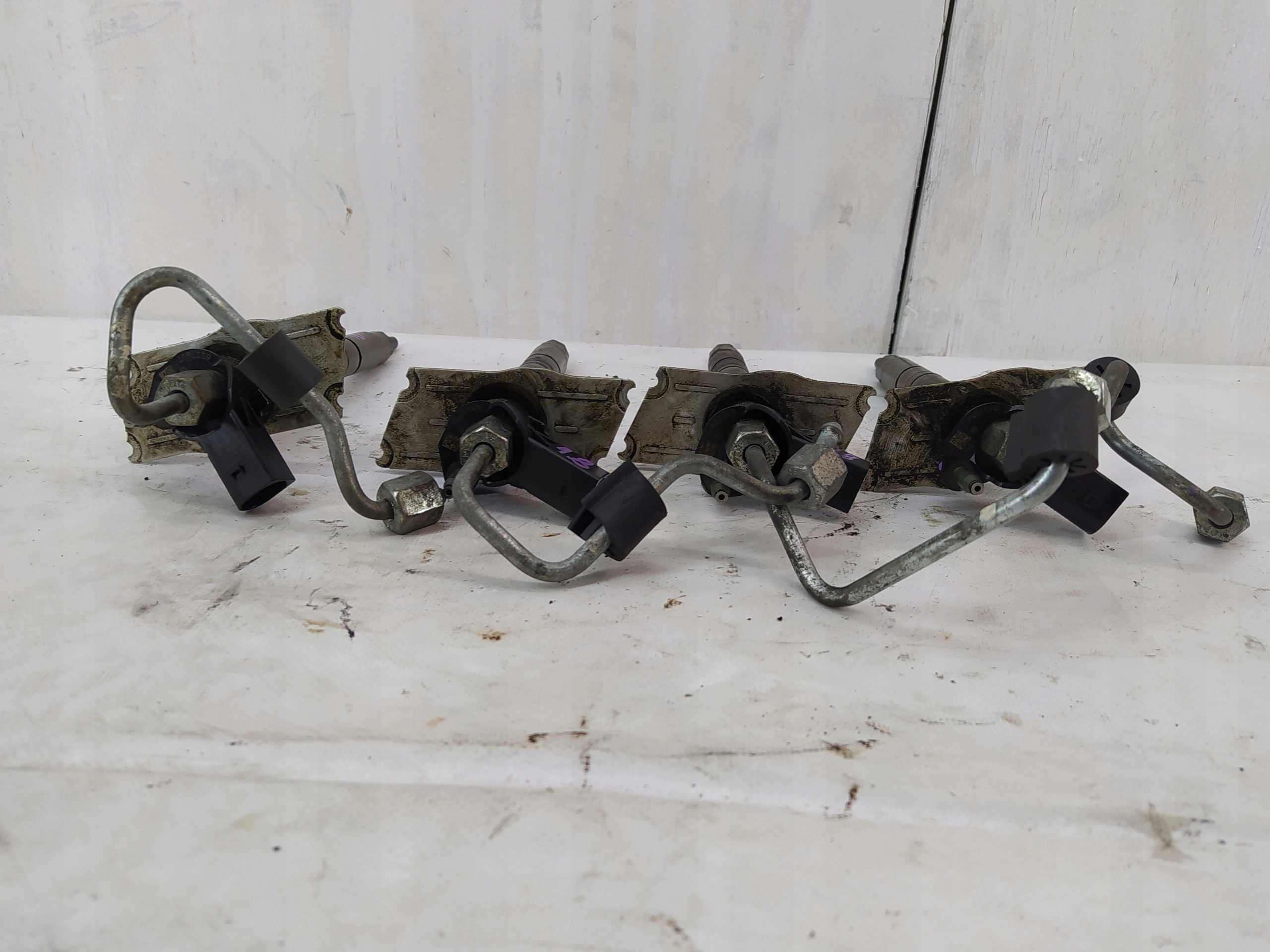 VW PASSAT B6 2.0 TDI CBD VSTREKOVACIA TRYSKA 03L130277