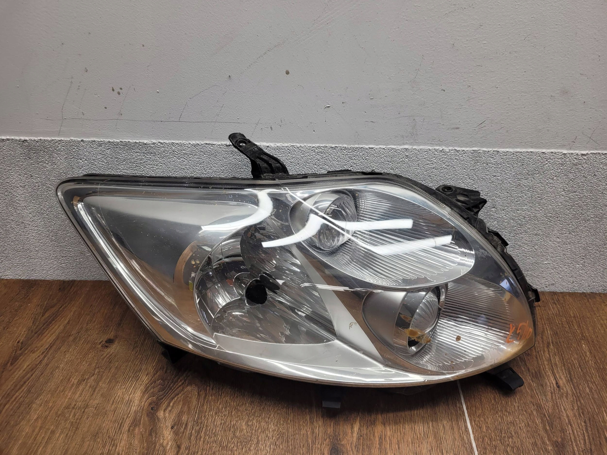 Toyota Auris I 8113002470 SVETLO PRAVÝ PREDNÝ