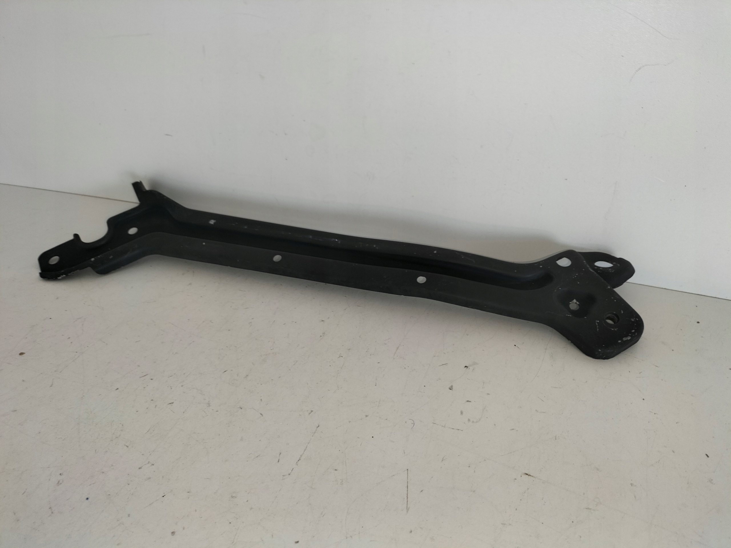 DRZIAK PRAVY PREDNY OKULIAR CELO SKODA SUPERB III 15-