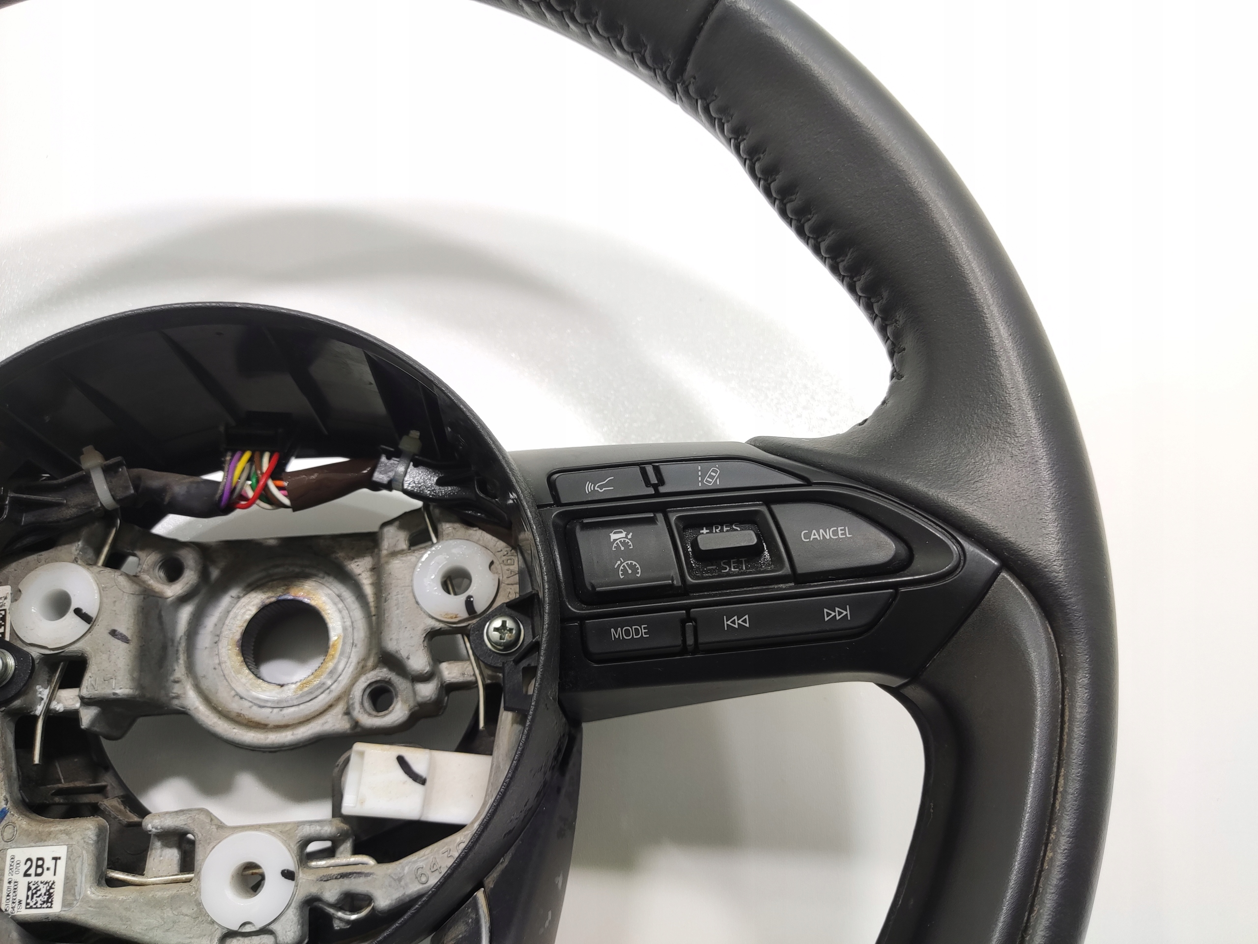 VOLANT MULTIFUNKCIA OVLADACIE GOMBIKY TOYOTA YARIS CROSS 2020-2025