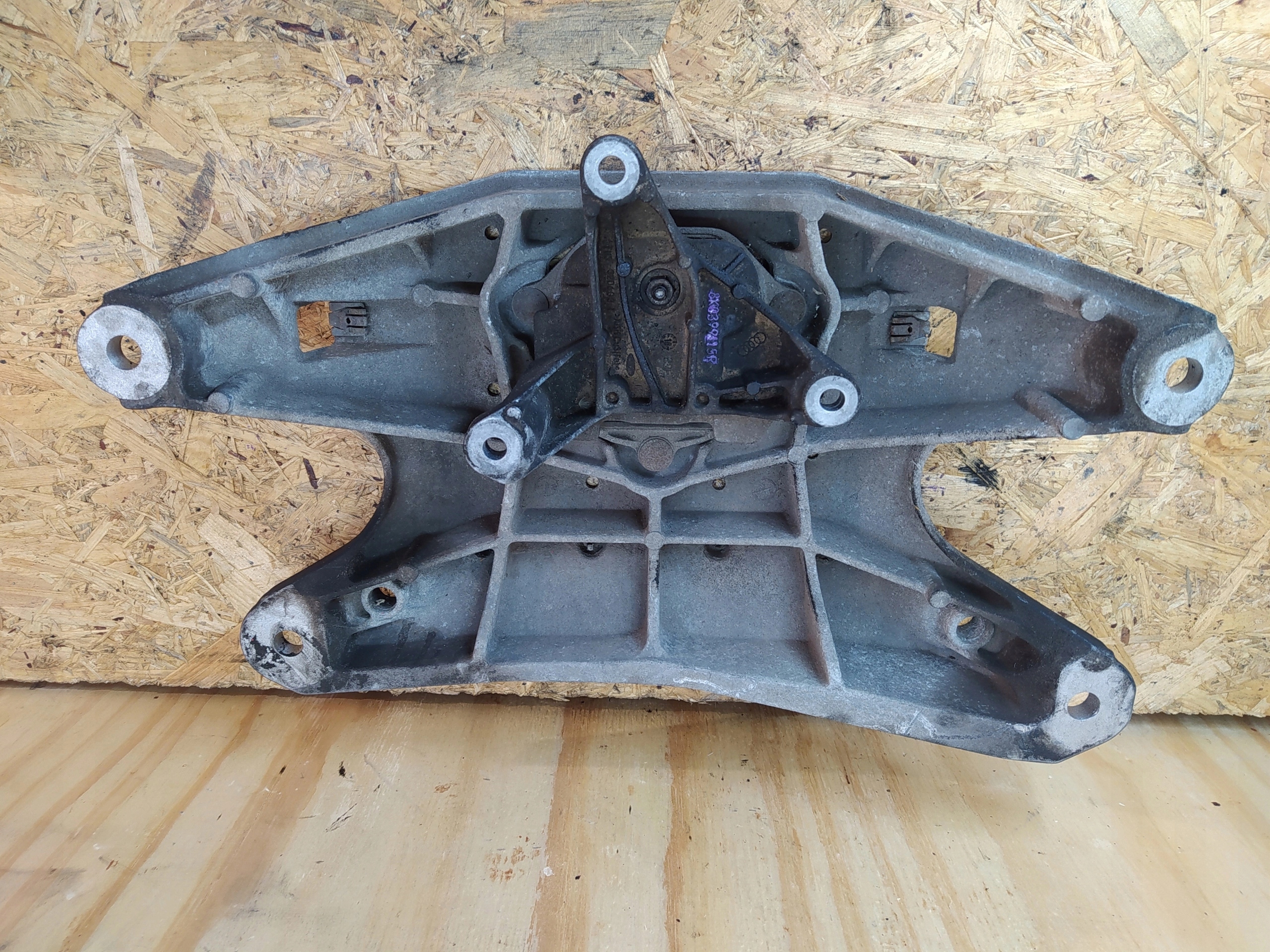 AUDI A4 B8 2.0 TDI DRZIAK PREVODOVKY 8K0399263AF