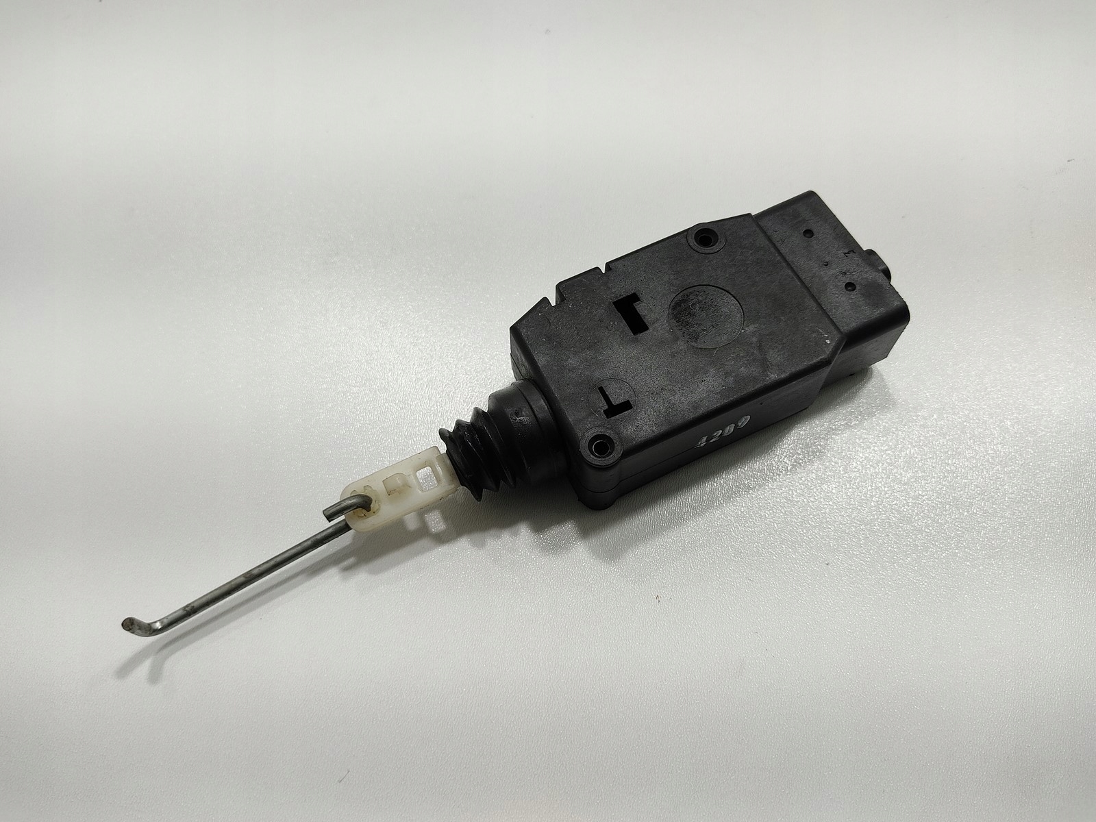 MODUL CENTRÁLNEHO ZAMYKANIA PRAVÝCH PREDNÝCH DVERÍ LAND ROVER DEFENDER