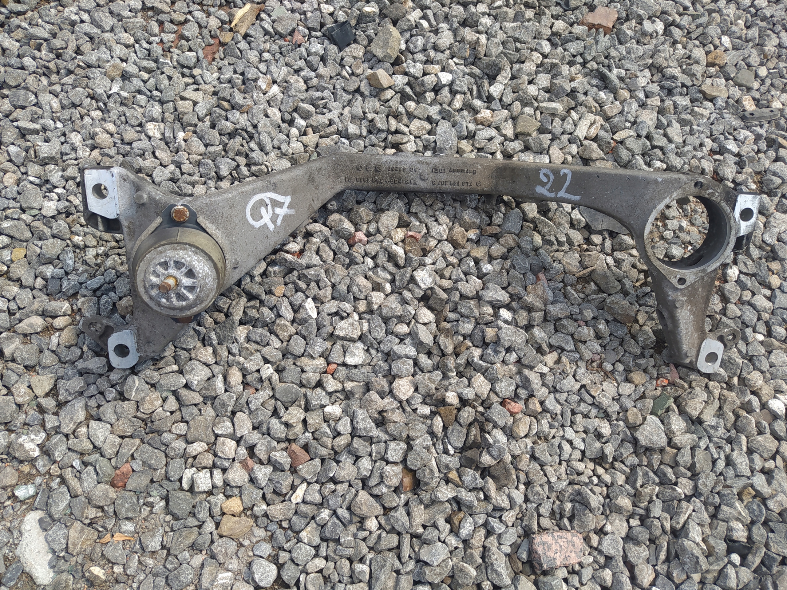 AUDI Q7 4L 7L6199207B DRZIAK MOTORA VÝSTUHA