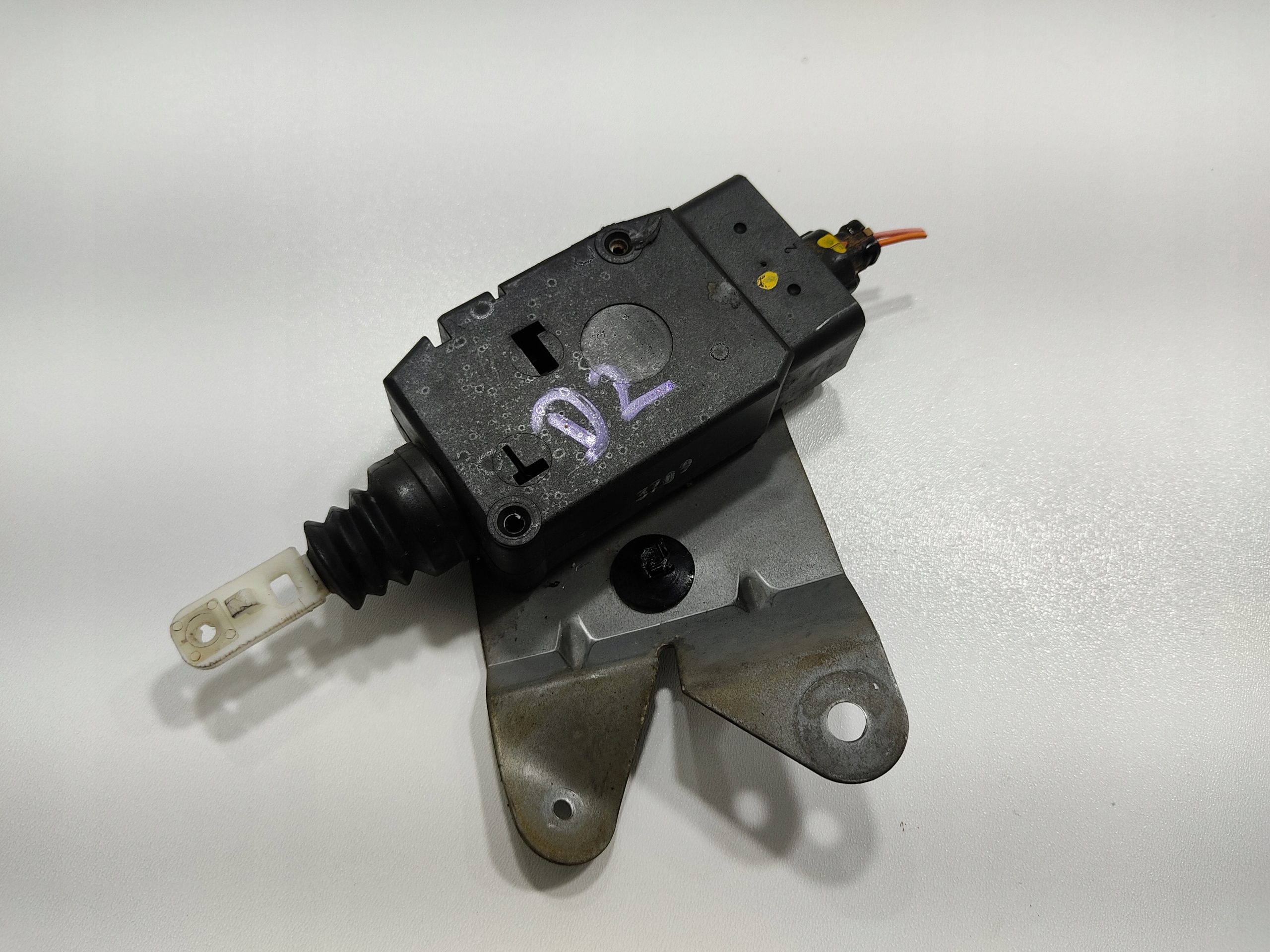 MODUL CENTRÁLNEHO ZÁMKU ZADNEJ KAPOTY LAND ROVER DEFENDER 99-