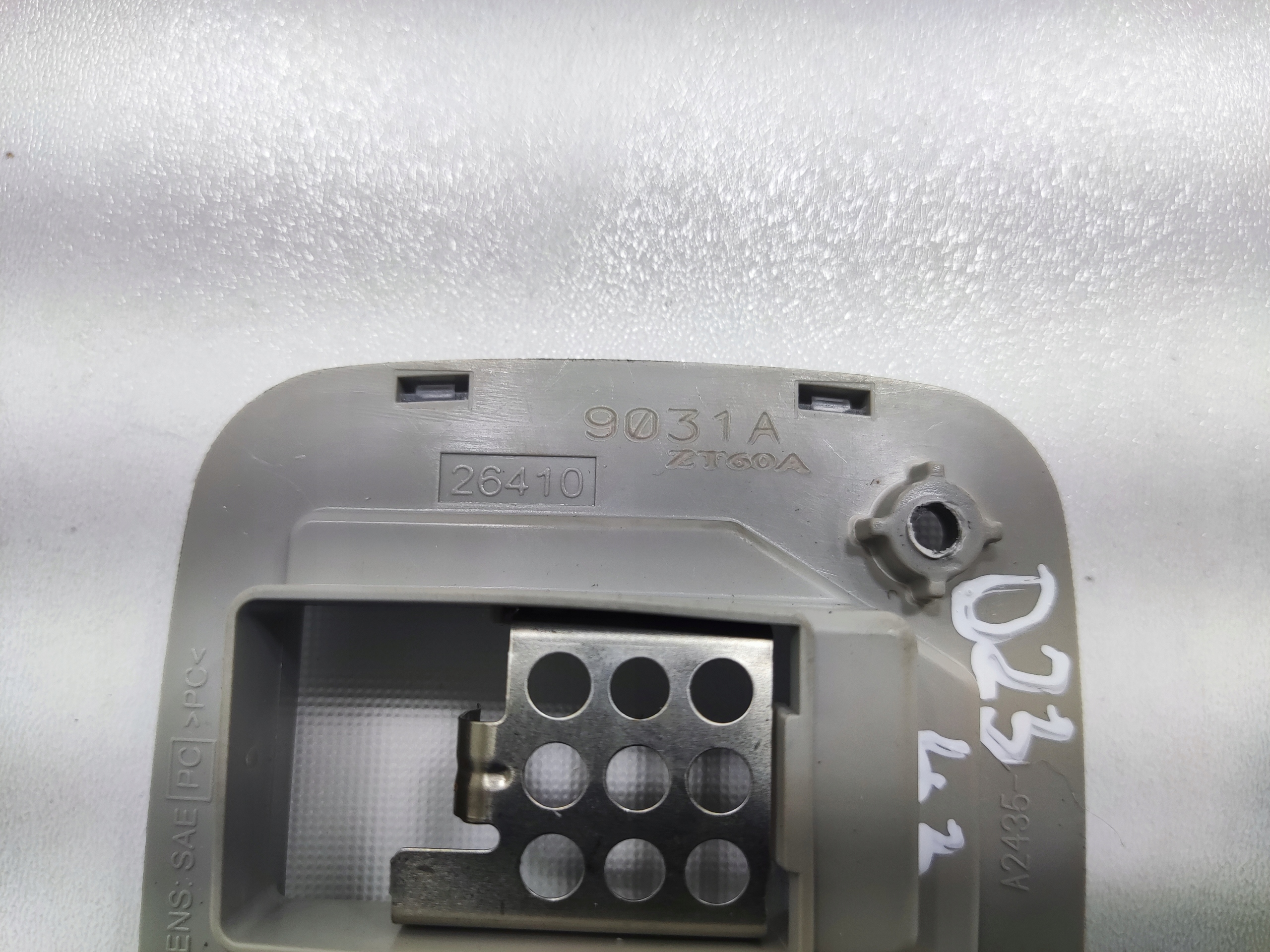 OSVETLENIE INTERIERU PODSUFITKI NISSAN NAVARA IV D23 NP300 2015-2022