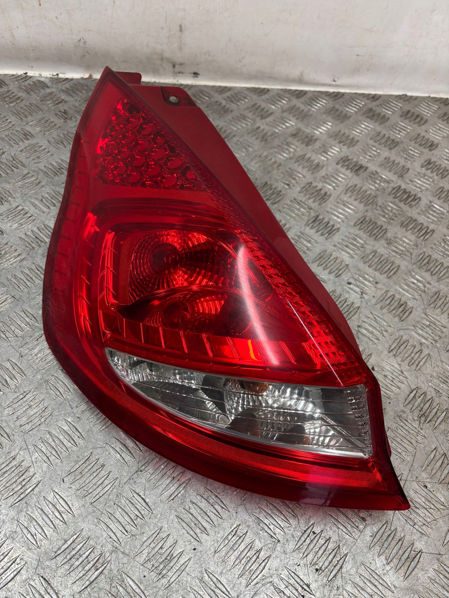 LAVE ZADNE SVETLO FORD FIESTA MK7 09-