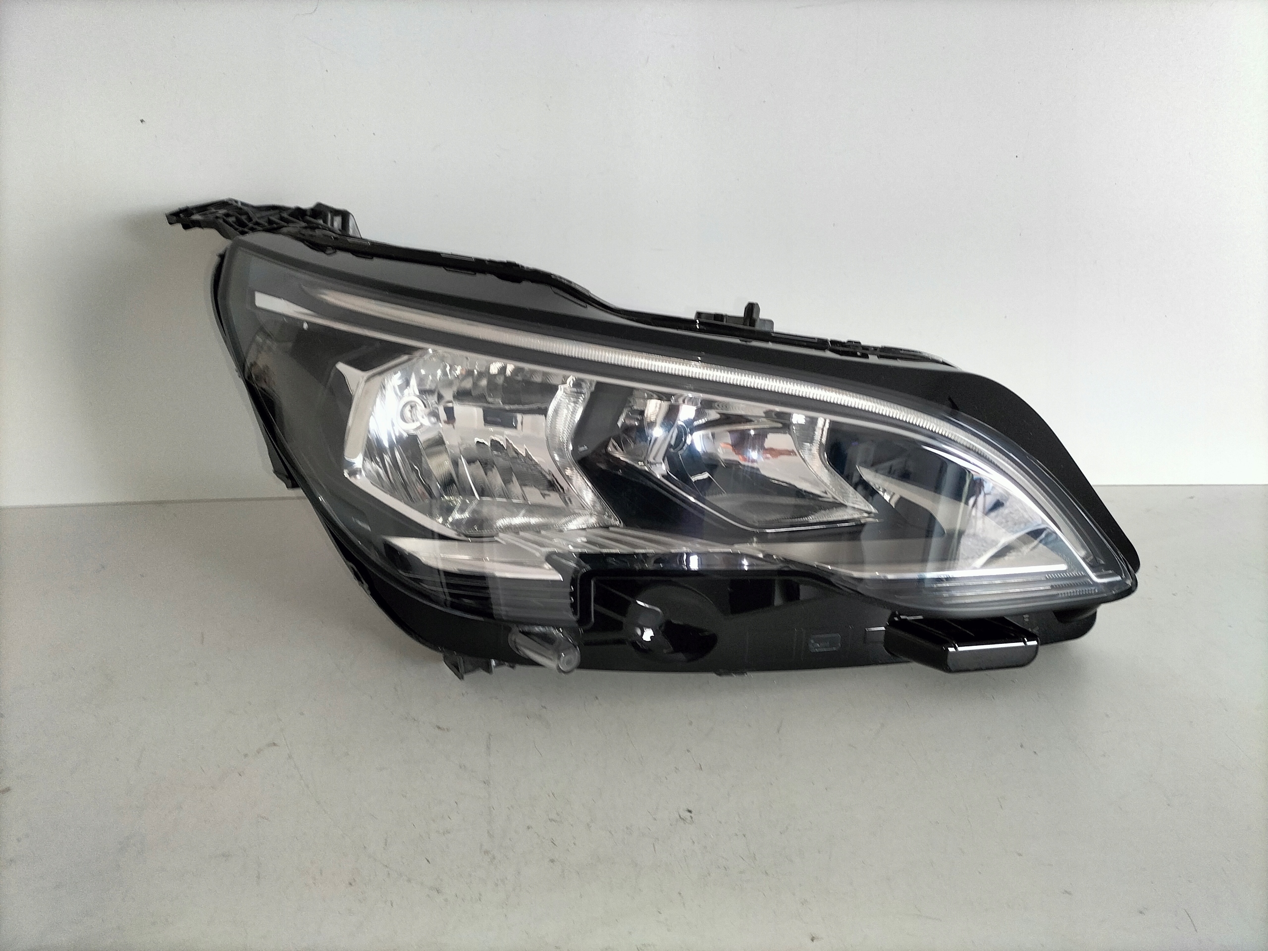 PRAVE PREDNE SVETLO PEUGEOT 3008 5008 II 16-